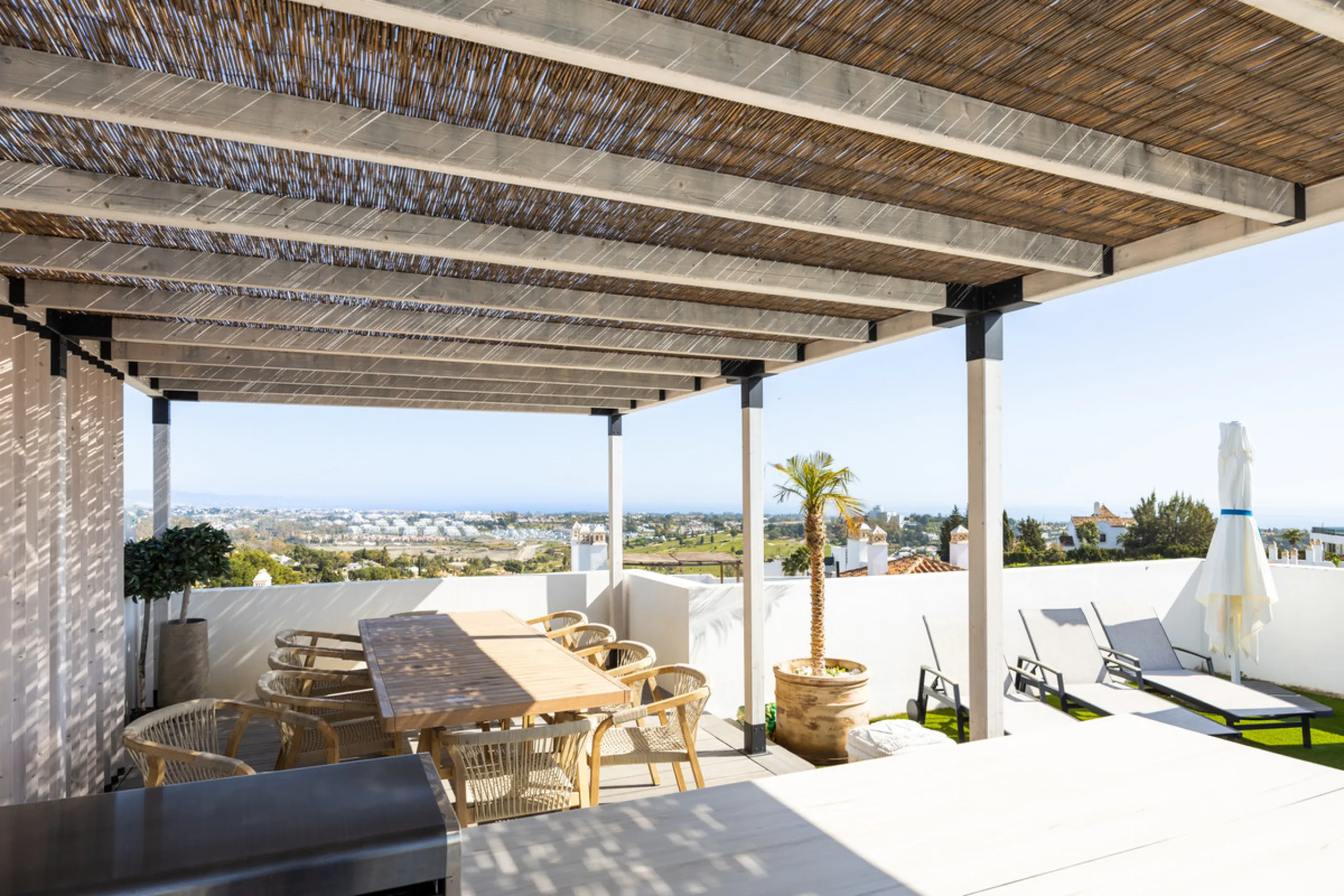 Experience the ultimate in coastal living with this spacious 3-bedroom, 2-bathroom penthouse in El Paraiso, Estepona. With 141 sqm of beautifully designed interiors, the master bedroom features a private ensuite, while two additional bedrooms provide plen