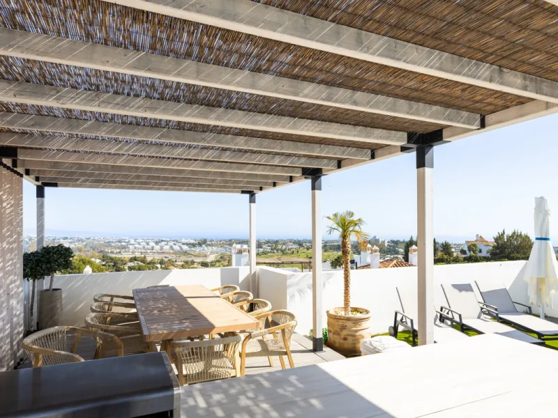 Experience the ultimate in coastal living with this spacious 3-bedroom, 2-bathroom penthouse in El Paraiso, Estepona. With 141 sqm of beautifully designed interiors, the master bedroom features a private ensuite, while two additional bedrooms provide plen