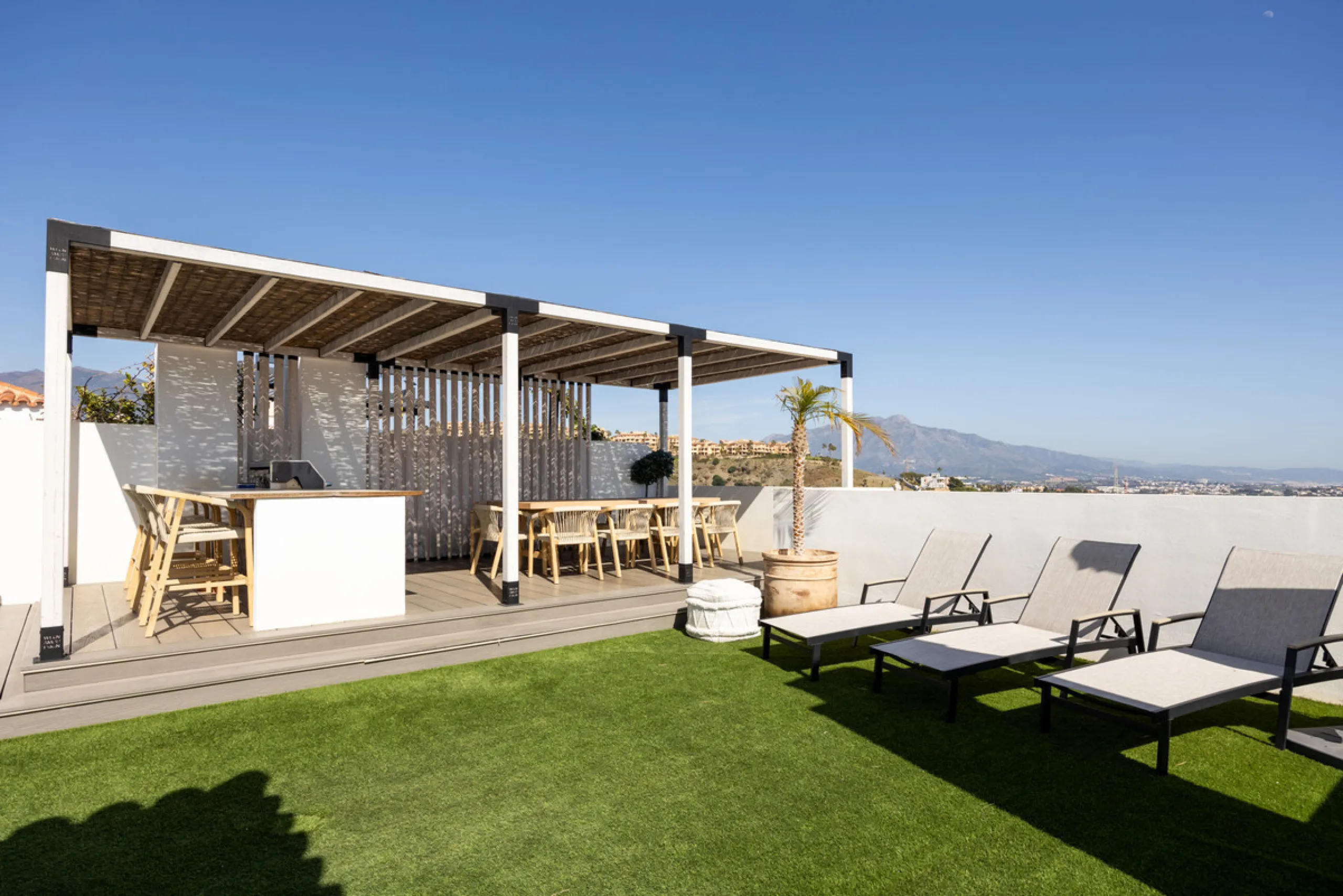 Experience the ultimate in coastal living with this spacious 3-bedroom, 2-bathroom penthouse in El Paraiso, Estepona. With 141 sqm of beautifully designed interiors, the master bedroom features a private ensuite, while two additional bedrooms provide plen