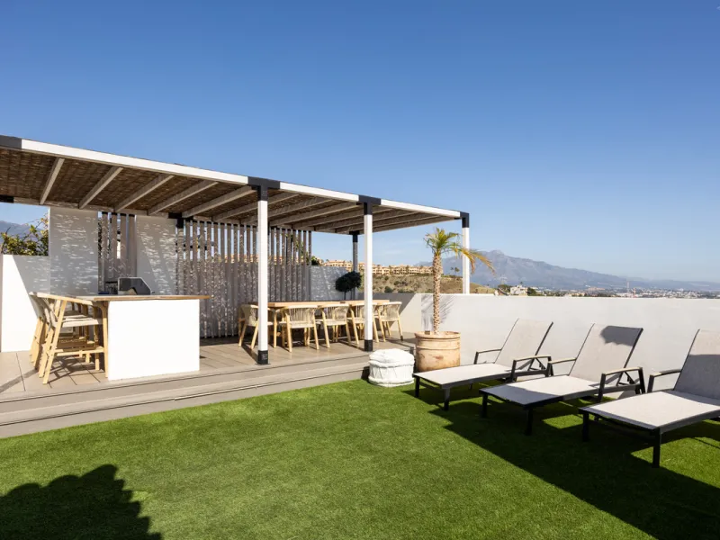 Experience the ultimate in coastal living with this spacious 3-bedroom, 2-bathroom penthouse in El Paraiso, Estepona. With 141 sqm of beautifully designed interiors, the master bedroom features a private ensuite, while two additional bedrooms provide plen