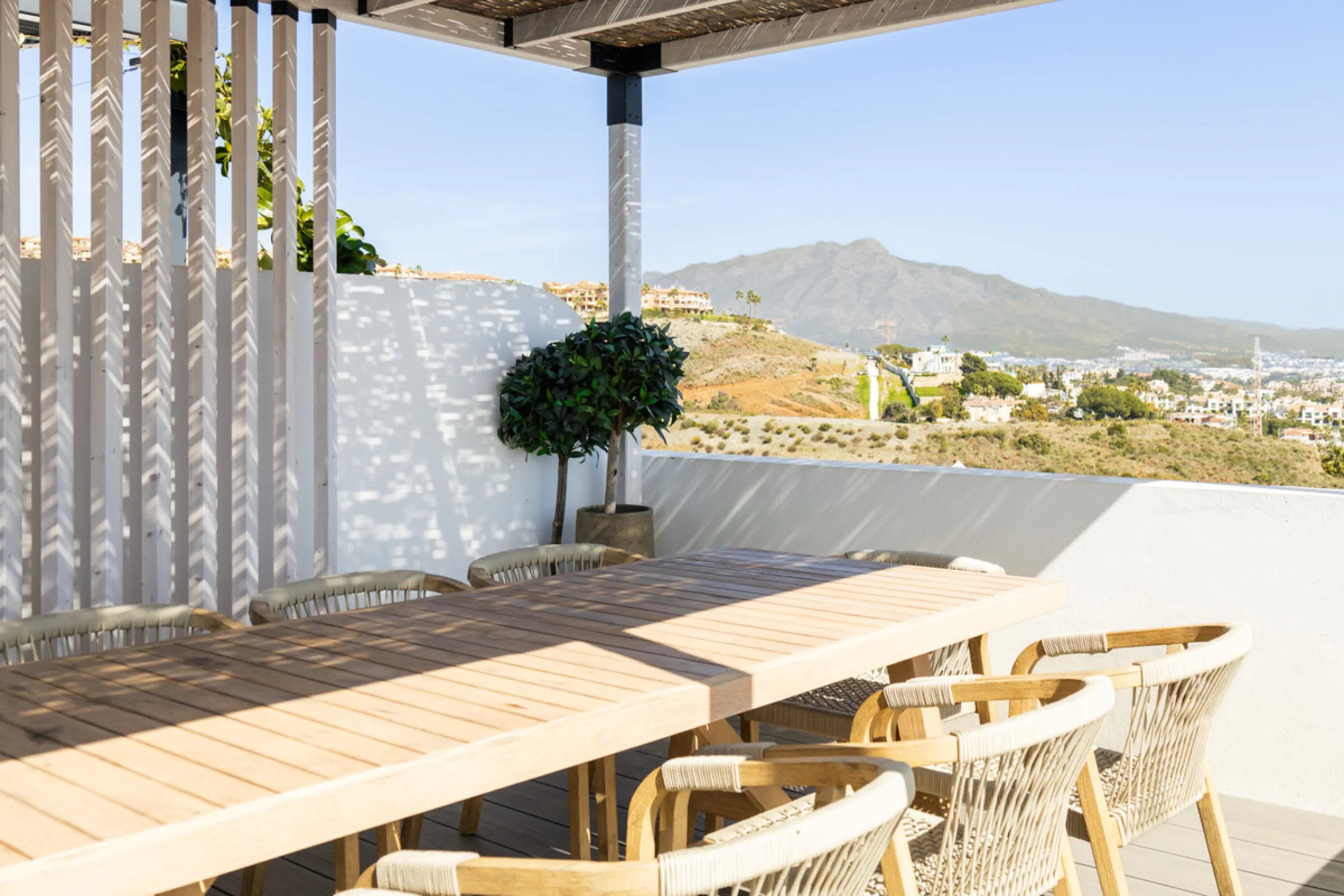 Experience the ultimate in coastal living with this spacious 3-bedroom, 2-bathroom penthouse in El Paraiso, Estepona. With 141 sqm of beautifully designed interiors, the master bedroom features a private ensuite, while two additional bedrooms provide plen