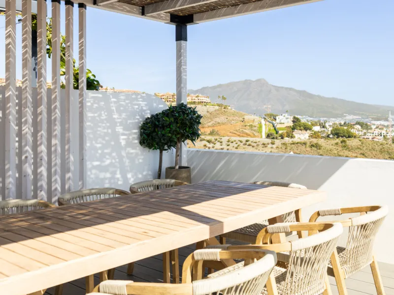 Experience the ultimate in coastal living with this spacious 3-bedroom, 2-bathroom penthouse in El Paraiso, Estepona. With 141 sqm of beautifully designed interiors, the master bedroom features a private ensuite, while two additional bedrooms provide plen