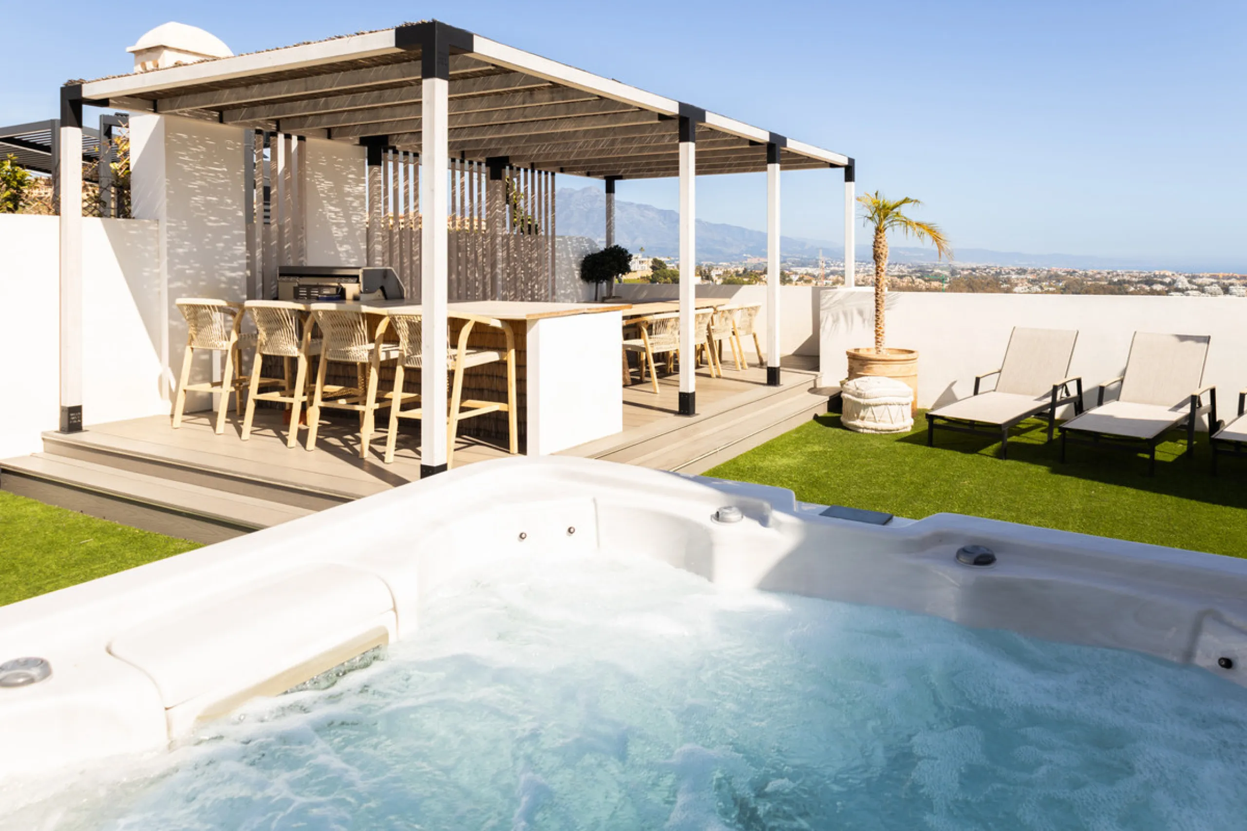 Experience the ultimate in coastal living with this spacious 3-bedroom, 2-bathroom penthouse in El Paraiso, Estepona. With 141 sqm of beautifully designed interiors, the master bedroom features a private ensuite, while two additional bedrooms provide plen