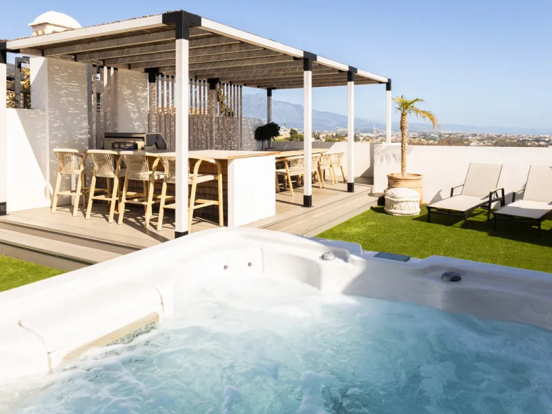 Experience the ultimate in coastal living with this spacious 3-bedroom, 2-bathroom penthouse in El Paraiso, Estepona. With 141 sqm of beautifully designed interiors, the master bedroom features a private ensuite, while two additional bedrooms provide plen