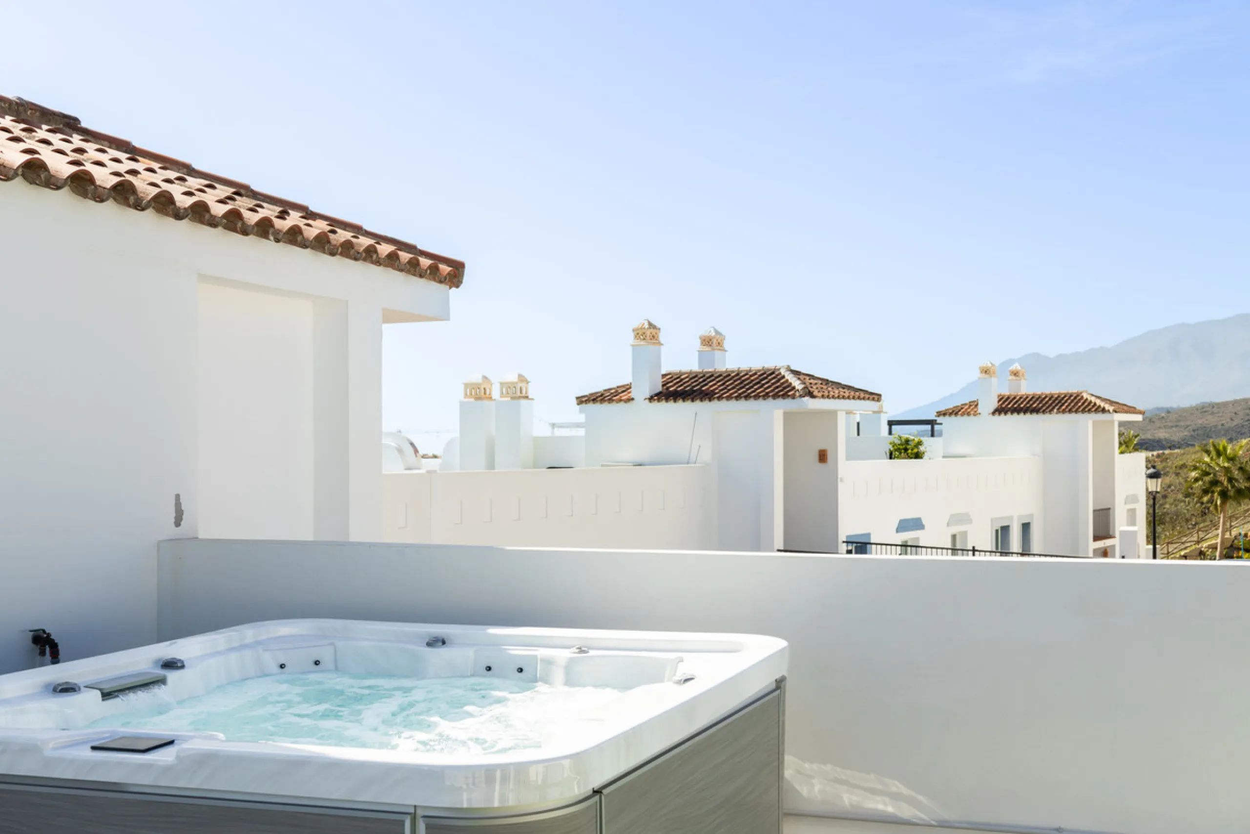 Experience the ultimate in coastal living with this spacious 3-bedroom, 2-bathroom penthouse in El Paraiso, Estepona. With 141 sqm of beautifully designed interiors, the master bedroom features a private ensuite, while two additional bedrooms provide plen