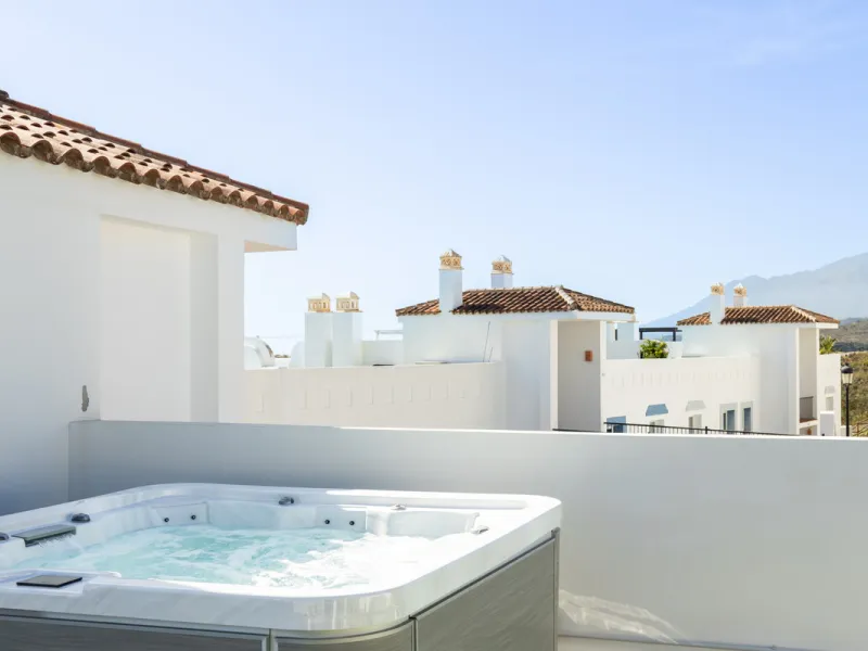 Experience the ultimate in coastal living with this spacious 3-bedroom, 2-bathroom penthouse in El Paraiso, Estepona. With 141 sqm of beautifully designed interiors, the master bedroom features a private ensuite, while two additional bedrooms provide plen