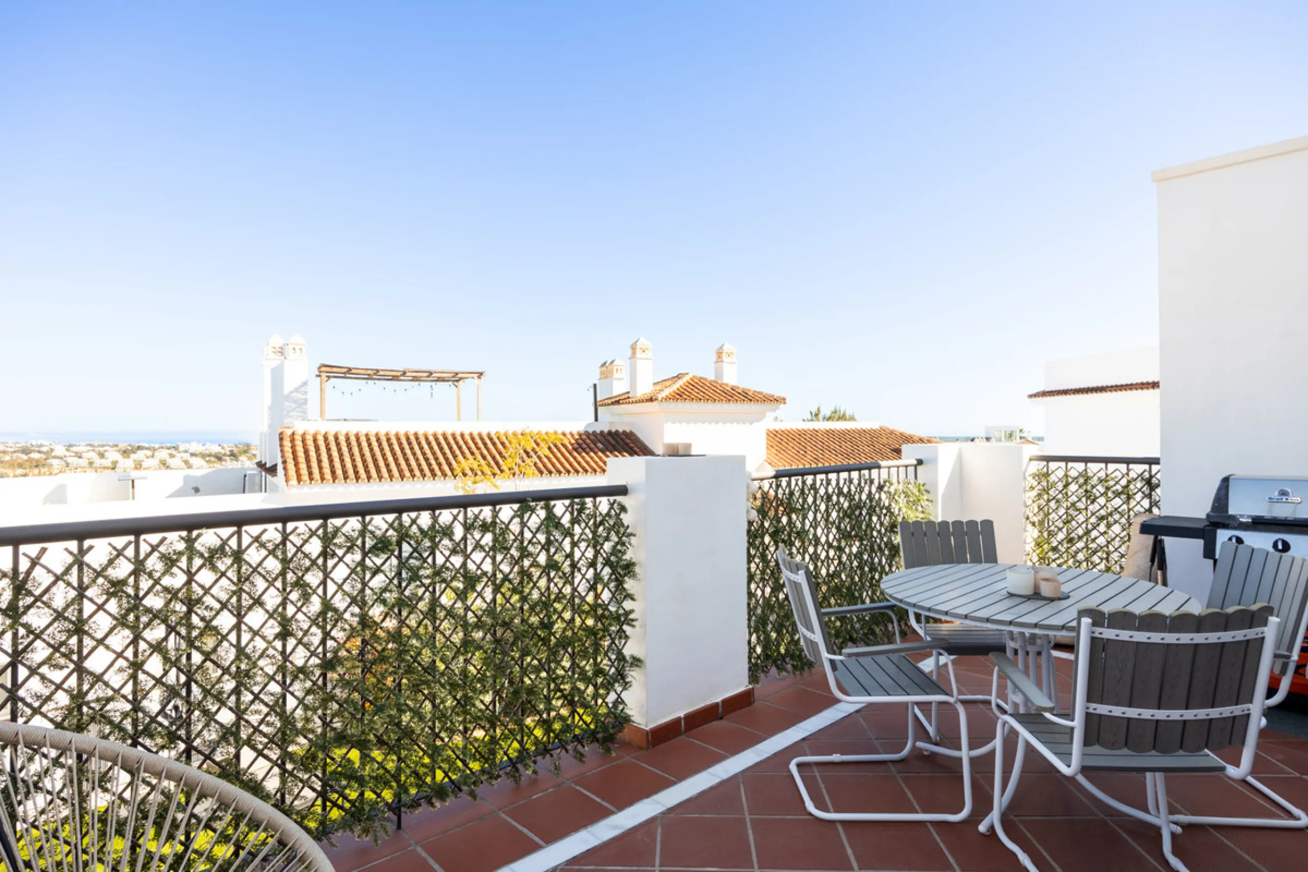 Experience the ultimate in coastal living with this spacious 3-bedroom, 2-bathroom penthouse in El Paraiso, Estepona. With 141 sqm of beautifully designed interiors, the master bedroom features a private ensuite, while two additional bedrooms provide plen