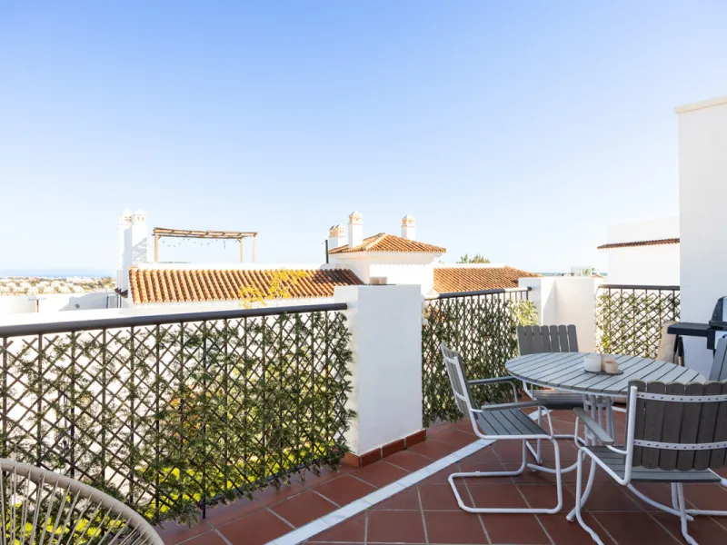 Experience the ultimate in coastal living with this spacious 3-bedroom, 2-bathroom penthouse in El Paraiso, Estepona. With 141 sqm of beautifully designed interiors, the master bedroom features a private ensuite, while two additional bedrooms provide plen