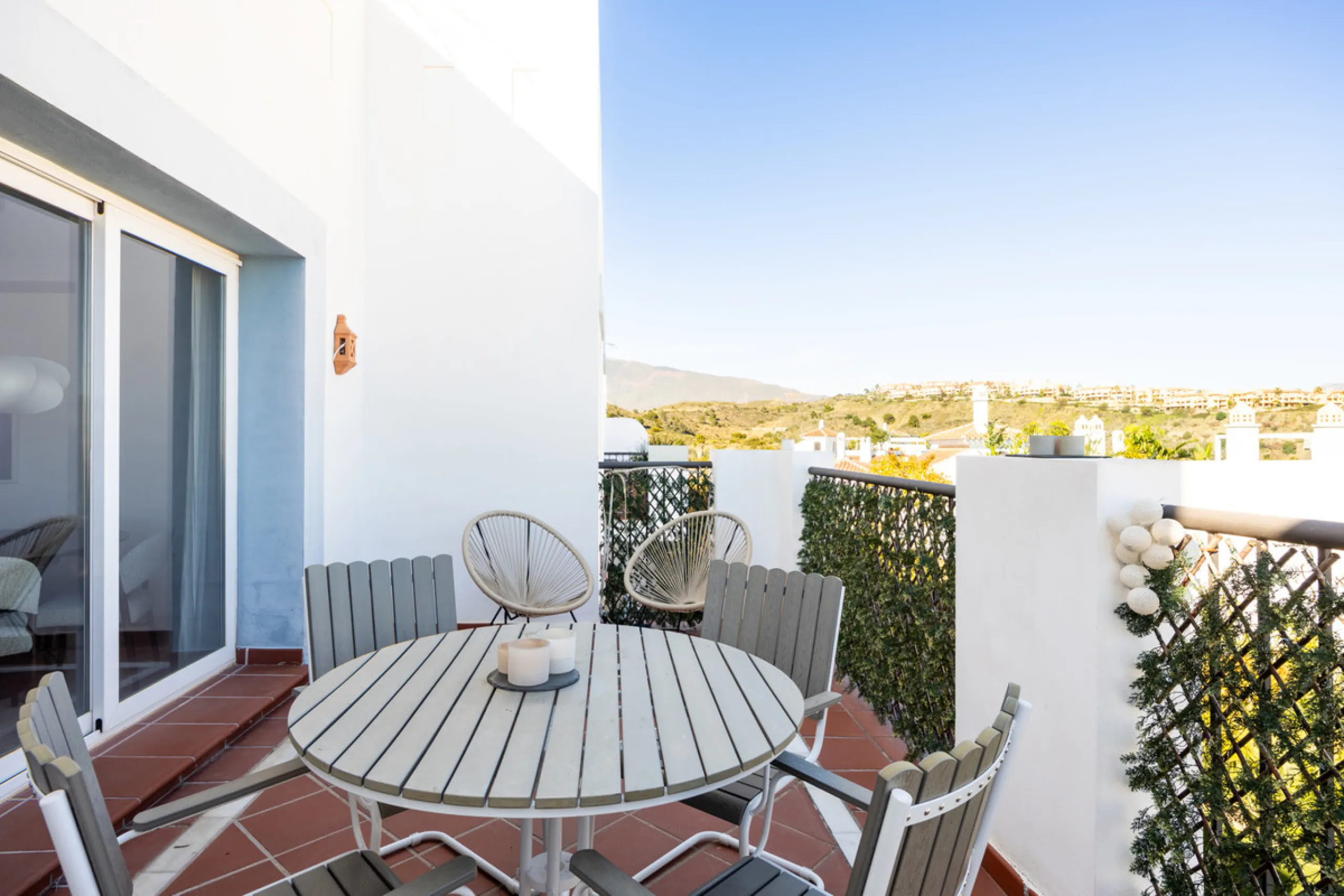 Experience the ultimate in coastal living with this spacious 3-bedroom, 2-bathroom penthouse in El Paraiso, Estepona. With 141 sqm of beautifully designed interiors, the master bedroom features a private ensuite, while two additional bedrooms provide plen