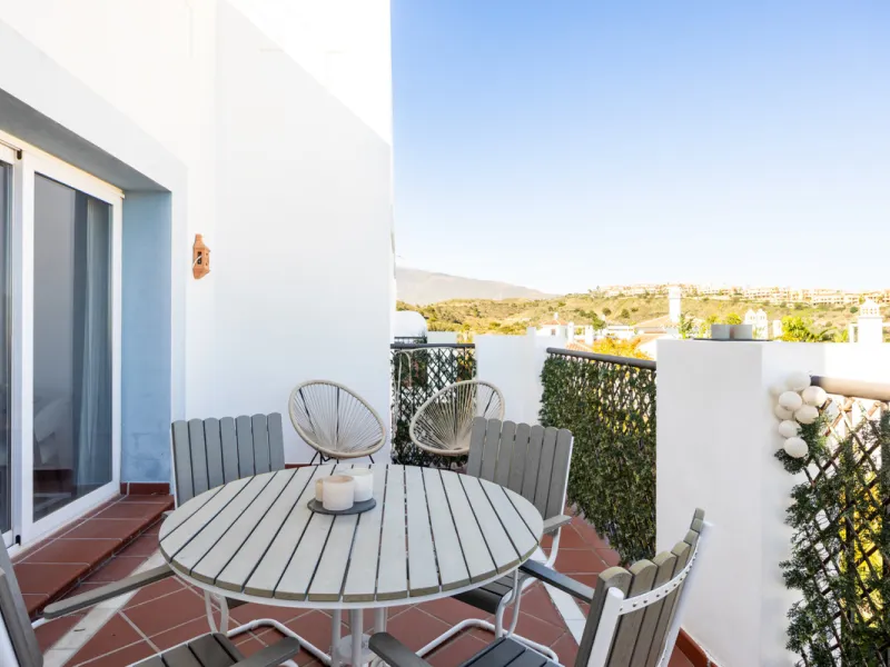 Experience the ultimate in coastal living with this spacious 3-bedroom, 2-bathroom penthouse in El Paraiso, Estepona. With 141 sqm of beautifully designed interiors, the master bedroom features a private ensuite, while two additional bedrooms provide plen