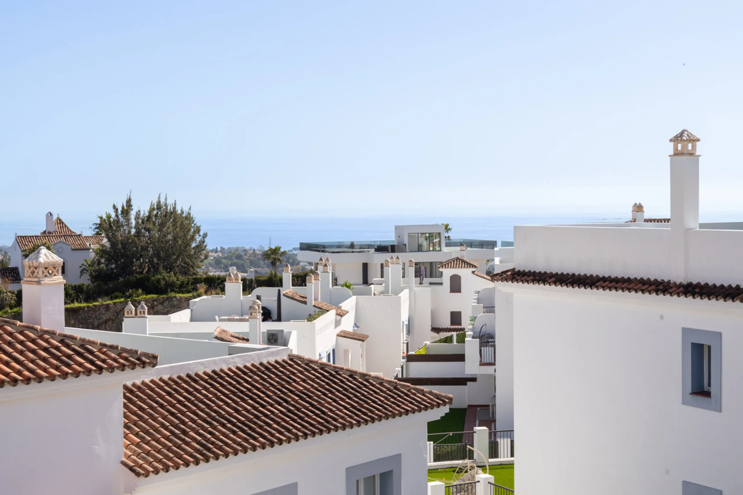 Experience the ultimate in coastal living with this spacious 3-bedroom, 2-bathroom penthouse in El Paraiso, Estepona. With 141 sqm of beautifully designed interiors, the master bedroom features a private ensuite, while two additional bedrooms provide plen