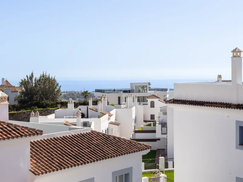 Experience the ultimate in coastal living with this spacious 3-bedroom, 2-bathroom penthouse in El Paraiso, Estepona. With 141 sqm of beautifully designed interiors, the master bedroom features a private ensuite, while two additional bedrooms provide plen