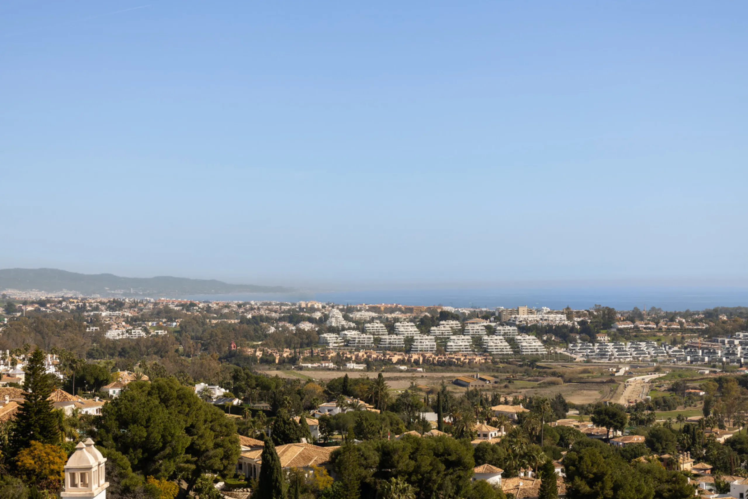 Experience the ultimate in coastal living with this spacious 3-bedroom, 2-bathroom penthouse in El Paraiso, Estepona. With 141 sqm of beautifully designed interiors, the master bedroom features a private ensuite, while two additional bedrooms provide plen
