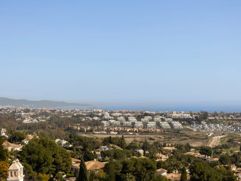 Experience the ultimate in coastal living with this spacious 3-bedroom, 2-bathroom penthouse in El Paraiso, Estepona. With 141 sqm of beautifully designed interiors, the master bedroom features a private ensuite, while two additional bedrooms provide plen