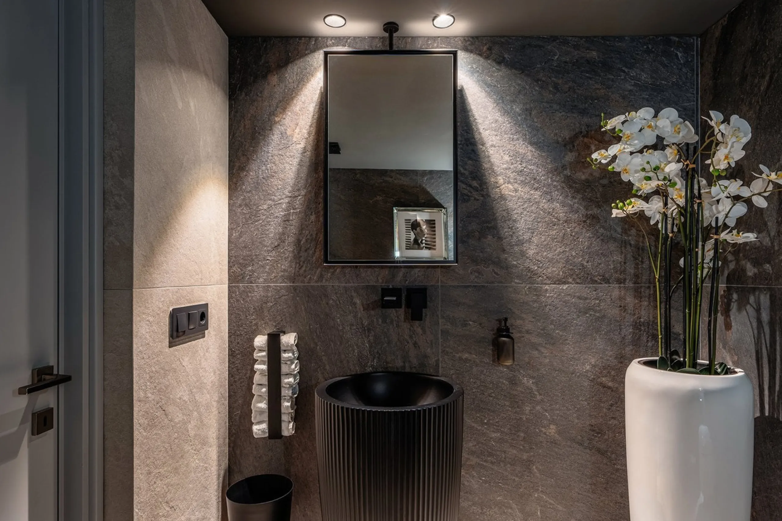 Perched on the coast, in the tranquil hills of La Mairena, this contemporary villa offers a balanced blend of architectural elegance, privacy, and expansive views of the Mediterranean. Surrounded by protected natural landscapes, the residence enjoys a ser