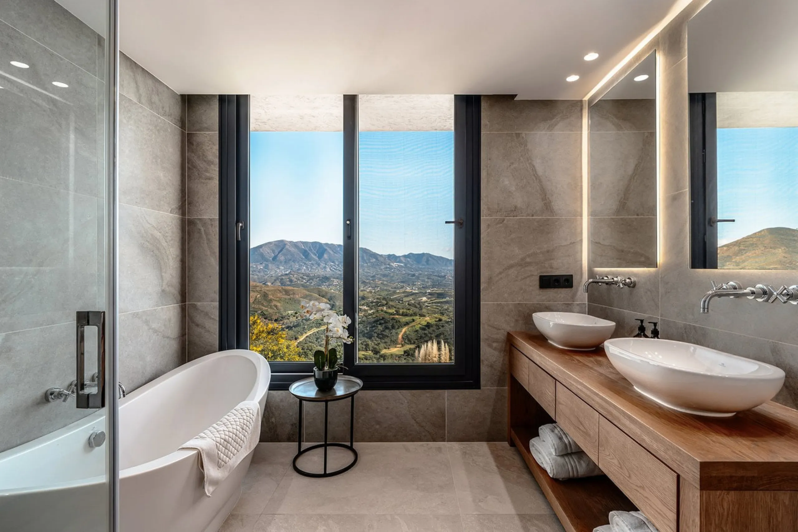 Perched on the coast, in the tranquil hills of La Mairena, this contemporary villa offers a balanced blend of architectural elegance, privacy, and expansive views of the Mediterranean. Surrounded by protected natural landscapes, the residence enjoys a ser