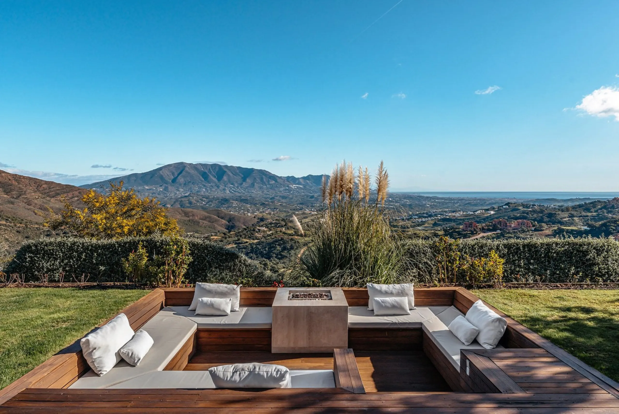 Perched on the coast, in the tranquil hills of La Mairena, this contemporary villa offers a balanced blend of architectural elegance, privacy, and expansive views of the Mediterranean. Surrounded by protected natural landscapes, the residence enjoys a ser