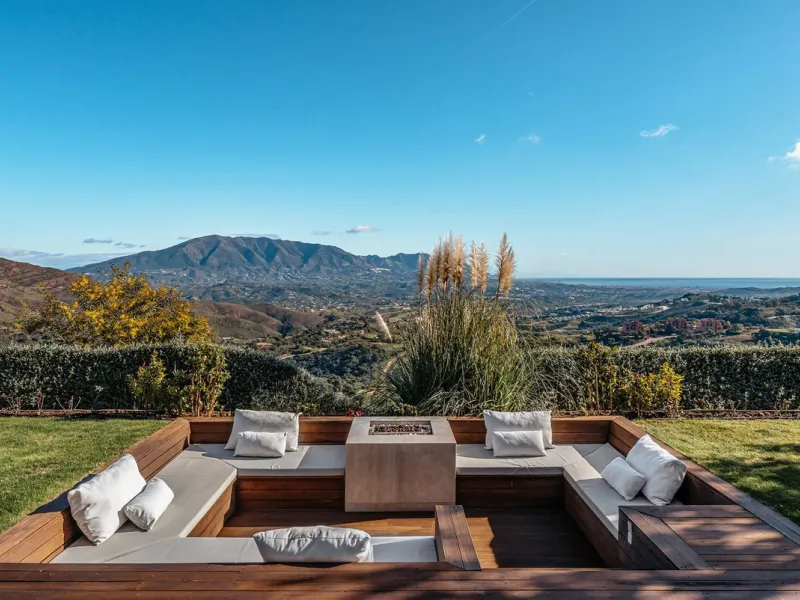 Perched on the coast, in the tranquil hills of La Mairena, this contemporary villa offers a balanced blend of architectural elegance, privacy, and expansive views of the Mediterranean. Surrounded by protected natural landscapes, the residence enjoys a ser
