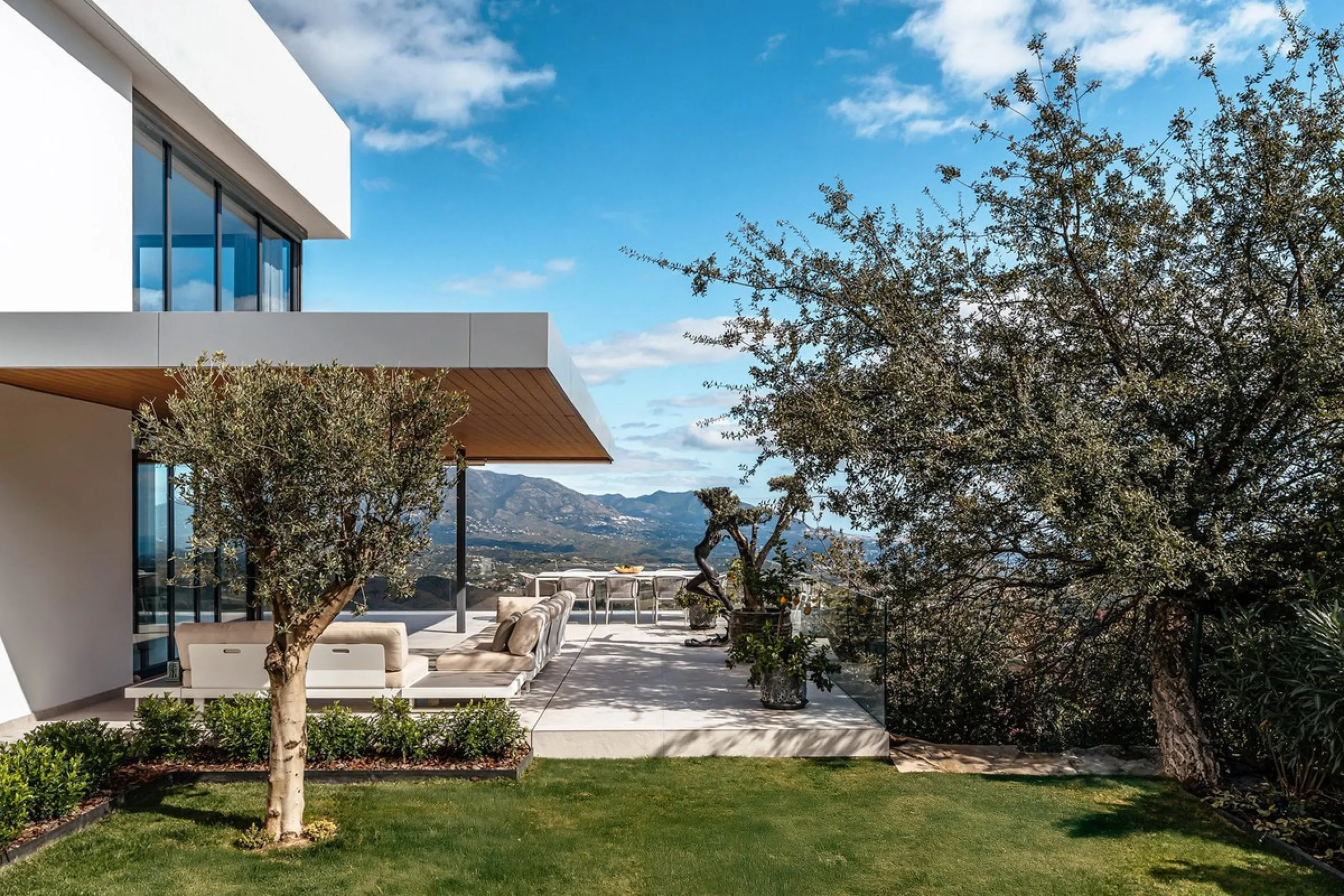 Perched on the coast, in the tranquil hills of La Mairena, this contemporary villa offers a balanced blend of architectural elegance, privacy, and expansive views of the Mediterranean. Surrounded by protected natural landscapes, the residence enjoys a ser