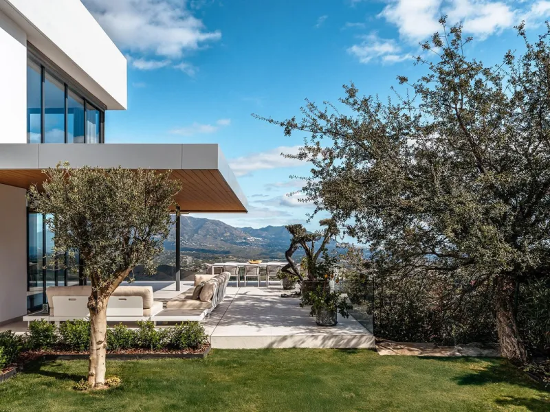 Perched on the coast, in the tranquil hills of La Mairena, this contemporary villa offers a balanced blend of architectural elegance, privacy, and expansive views of the Mediterranean. Surrounded by protected natural landscapes, the residence enjoys a ser