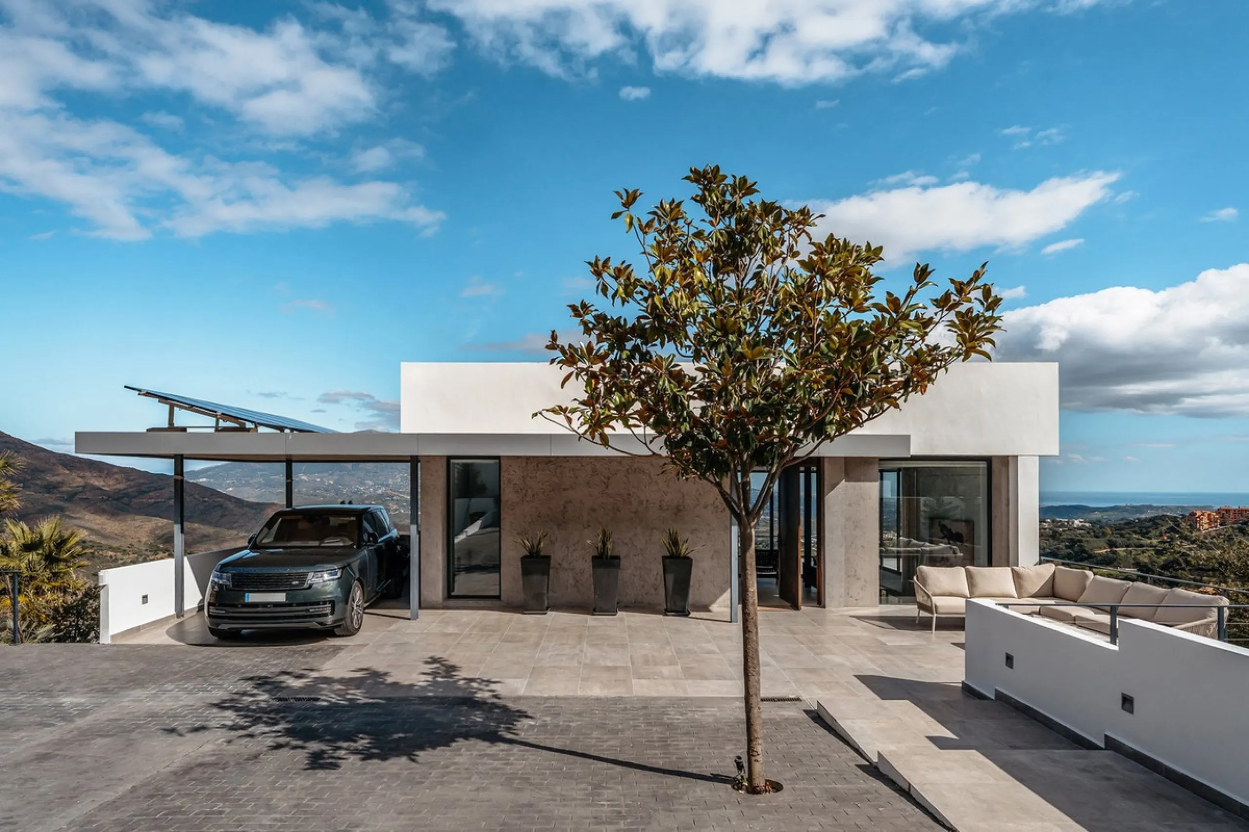 Perched on the coast, in the tranquil hills of La Mairena, this contemporary villa offers a balanced blend of architectural elegance, privacy, and expansive views of the Mediterranean. Surrounded by protected natural landscapes, the residence enjoys a ser