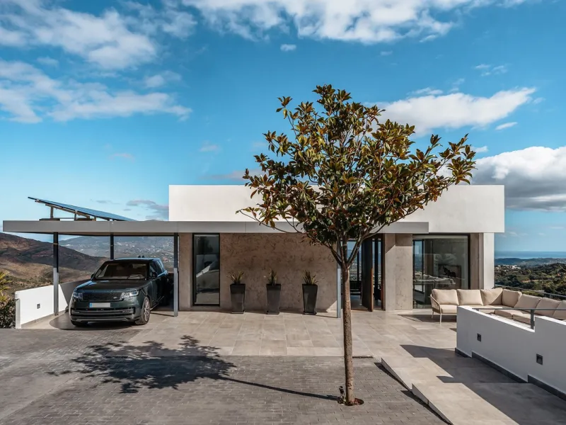 Perched on the coast, in the tranquil hills of La Mairena, this contemporary villa offers a balanced blend of architectural elegance, privacy, and expansive views of the Mediterranean. Surrounded by protected natural landscapes, the residence enjoys a ser