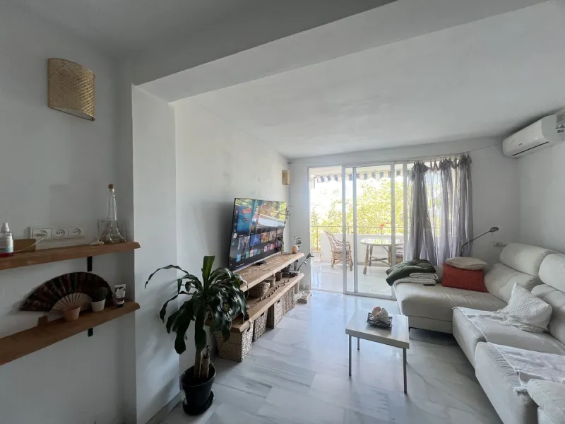 Charming apartment of 93 m² built (55 m² usable + 38 m² terrace) in Marbella, south-facing, ensuring natural light throughout the day and beautiful sea views. The spacious terrace offers the possibility to be enclosed, creating additional interior living 