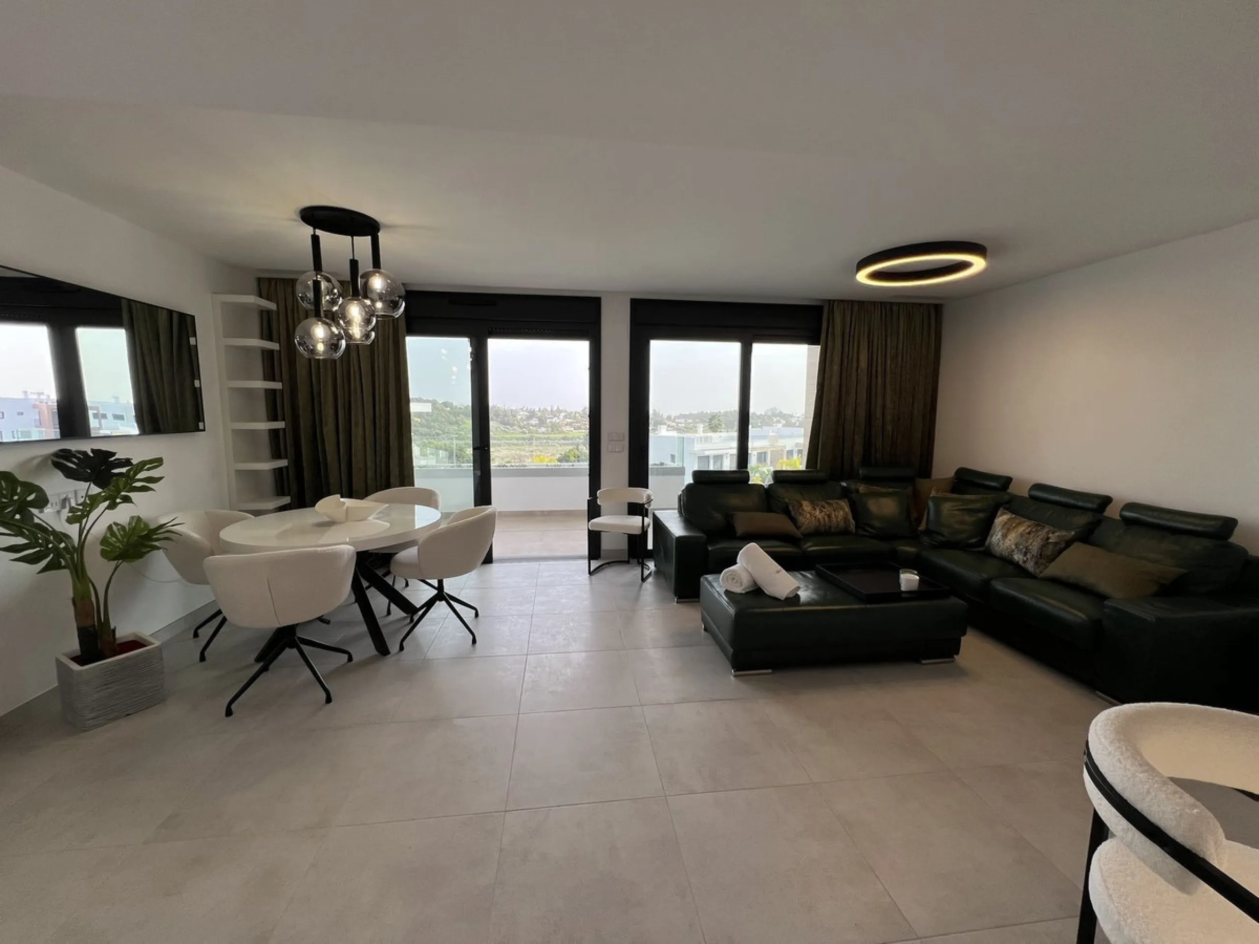 Apartment - Middle Floor Apartment в продаже в Estepona, Málaga. В доме 3 спален и 2 ванных комнат. Площадь дома 130 м²
