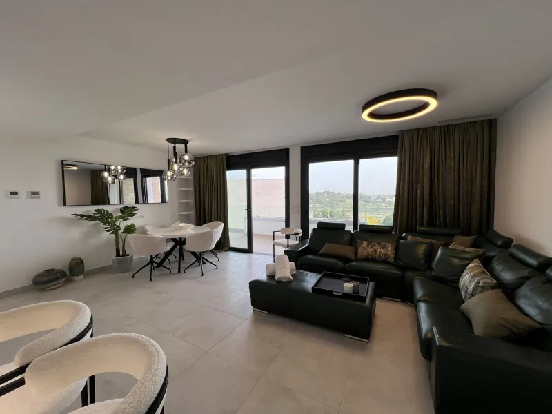 Apartment - Middle Floor Apartment в продаже в Estepona, Málaga. В доме 3 спален и 2 ванных комнат. Площадь дома 130 м²