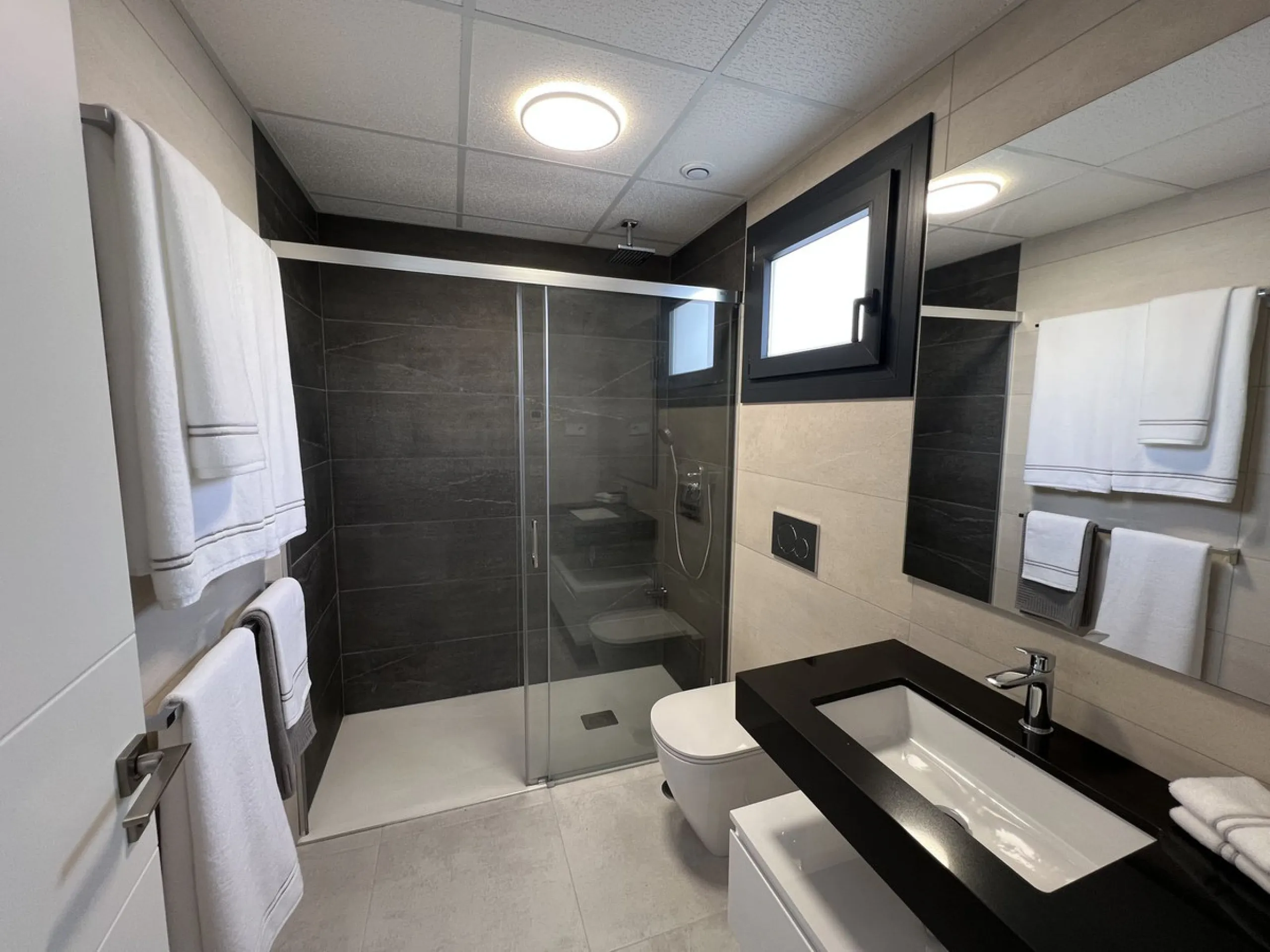Apartment - Middle Floor Apartment в продаже в Estepona, Málaga. В доме 3 спален и 2 ванных комнат. Площадь дома 130 м²