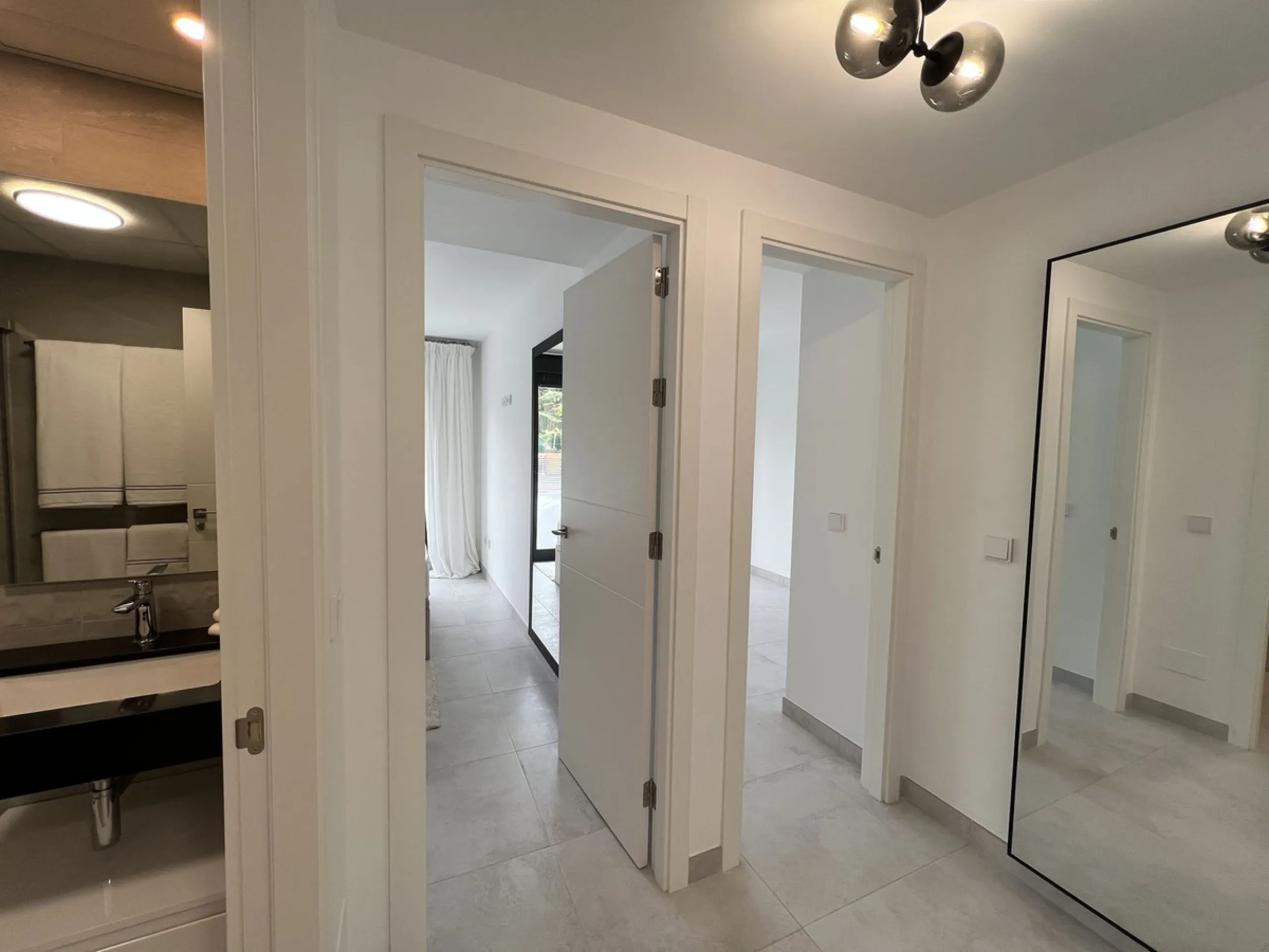 Apartment - Middle Floor Apartment в продаже в Estepona, Málaga. В доме 3 спален и 2 ванных комнат. Площадь дома 130 м²