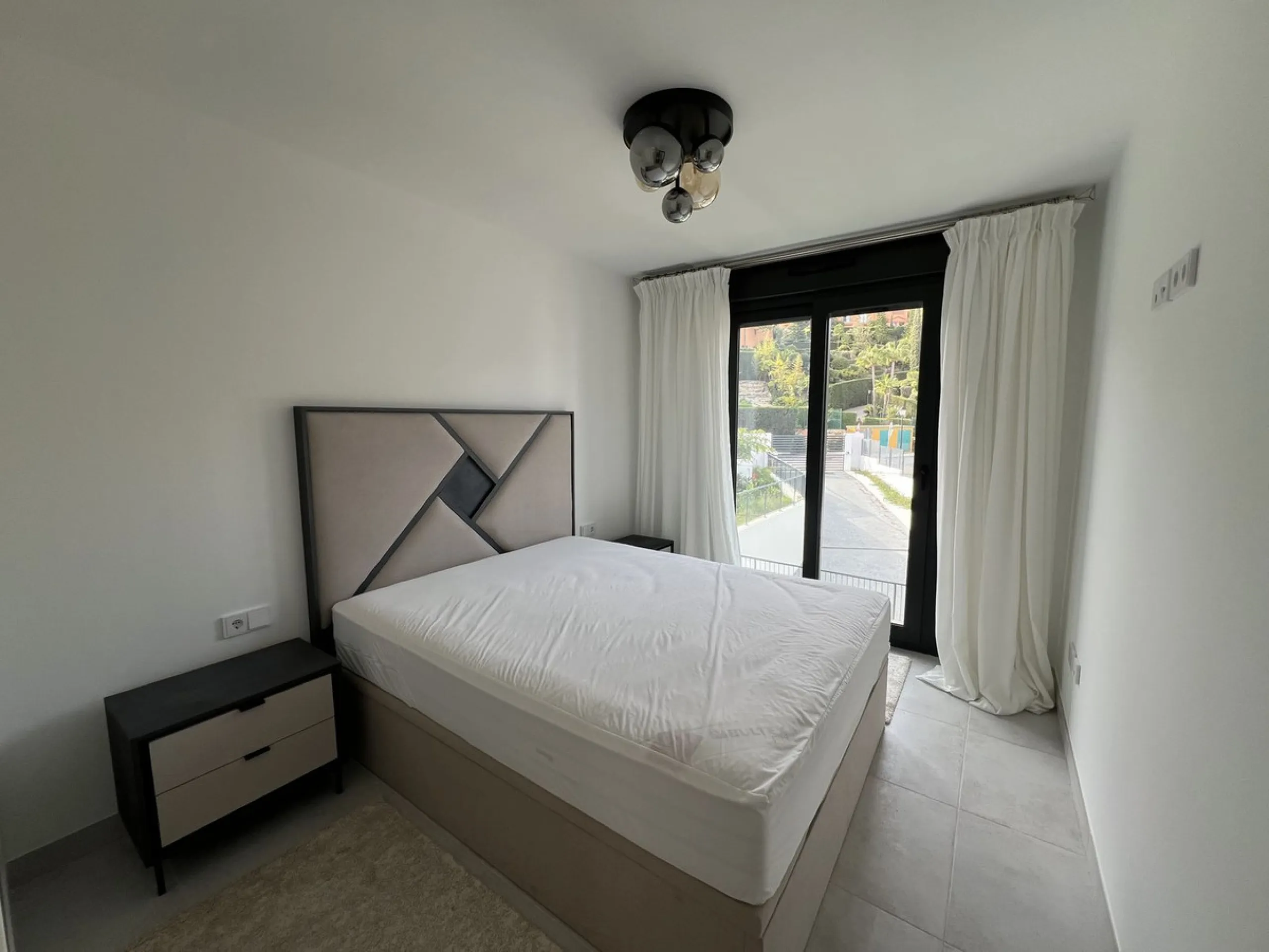 Apartment - Middle Floor Apartment в продаже в Estepona, Málaga. В доме 3 спален и 2 ванных комнат. Площадь дома 130 м²