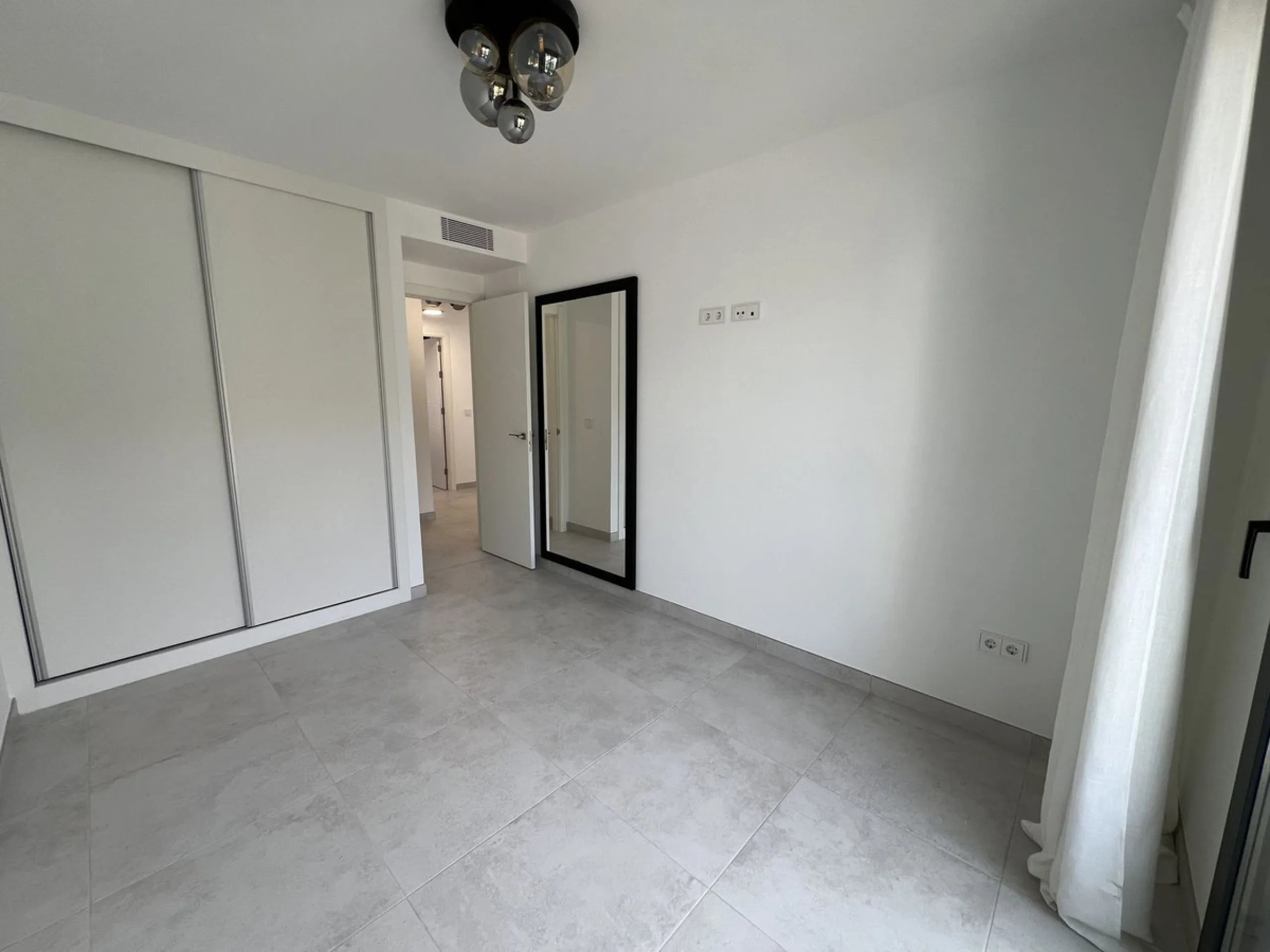 Apartment - Middle Floor Apartment в продаже в Estepona, Málaga. В доме 3 спален и 2 ванных комнат. Площадь дома 130 м²