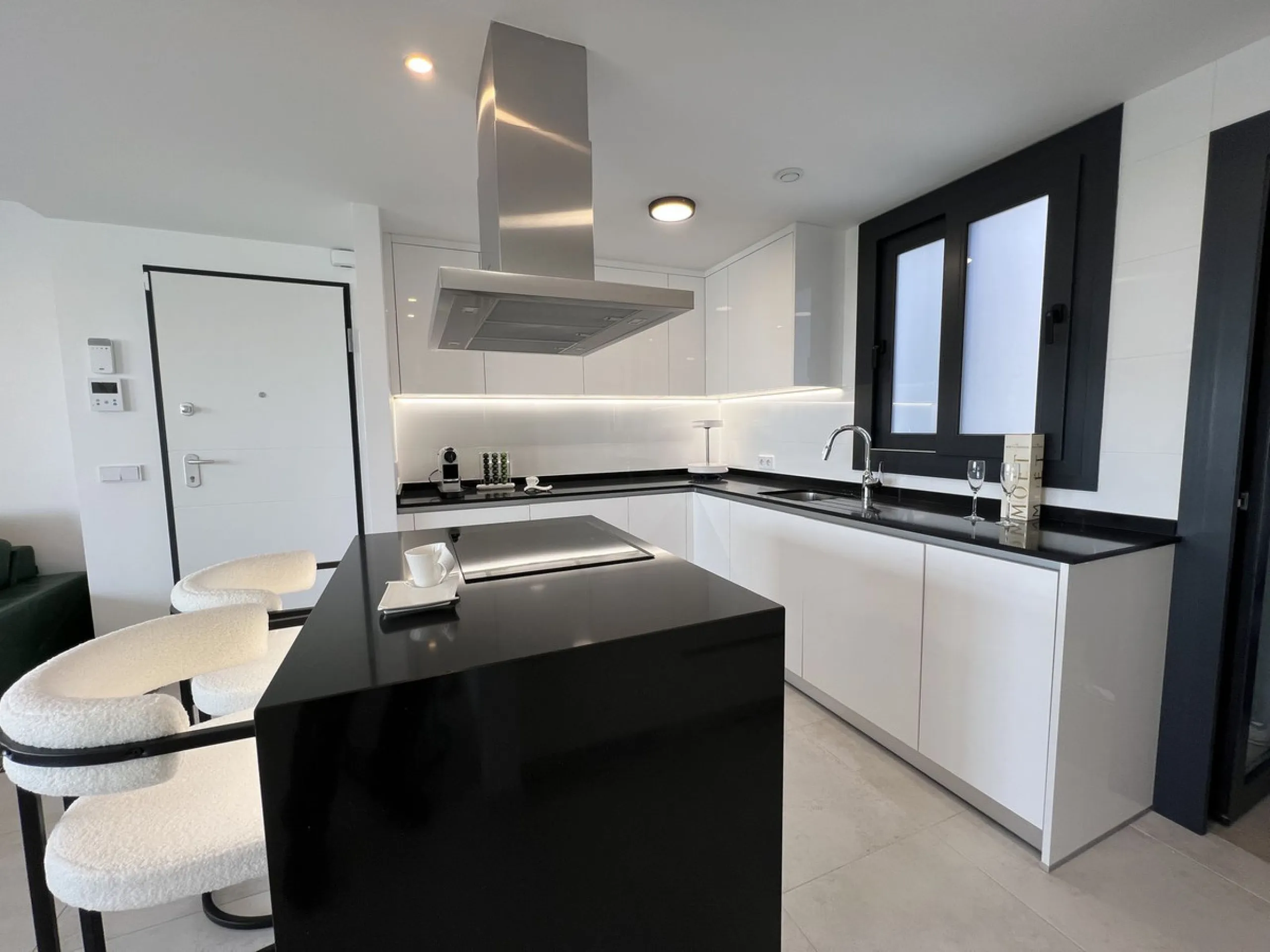 Apartment - Middle Floor Apartment в продаже в Estepona, Málaga. В доме 3 спален и 2 ванных комнат. Площадь дома 130 м²