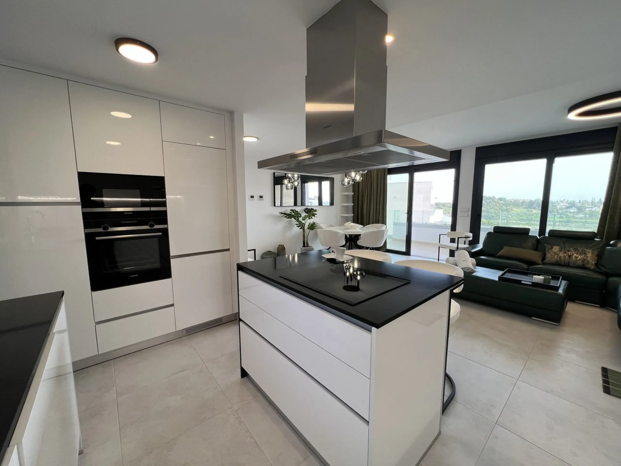 Apartment - Middle Floor Apartment в продаже в Estepona, Málaga. В доме 3 спален и 2 ванных комнат. Площадь дома 130 м²