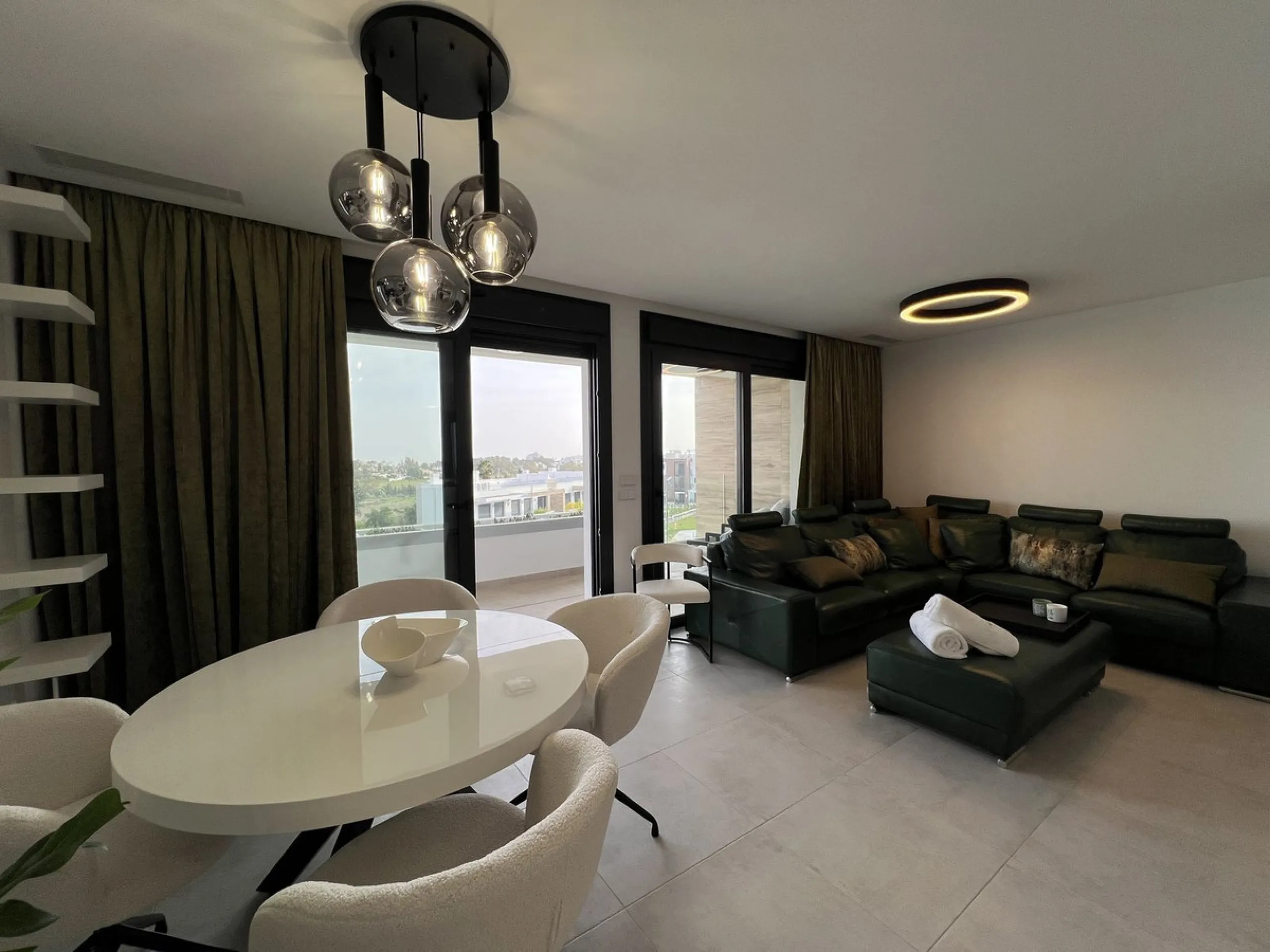 Apartment - Middle Floor Apartment в продаже в Estepona, Málaga. В доме 3 спален и 2 ванных комнат. Площадь дома 130 м²