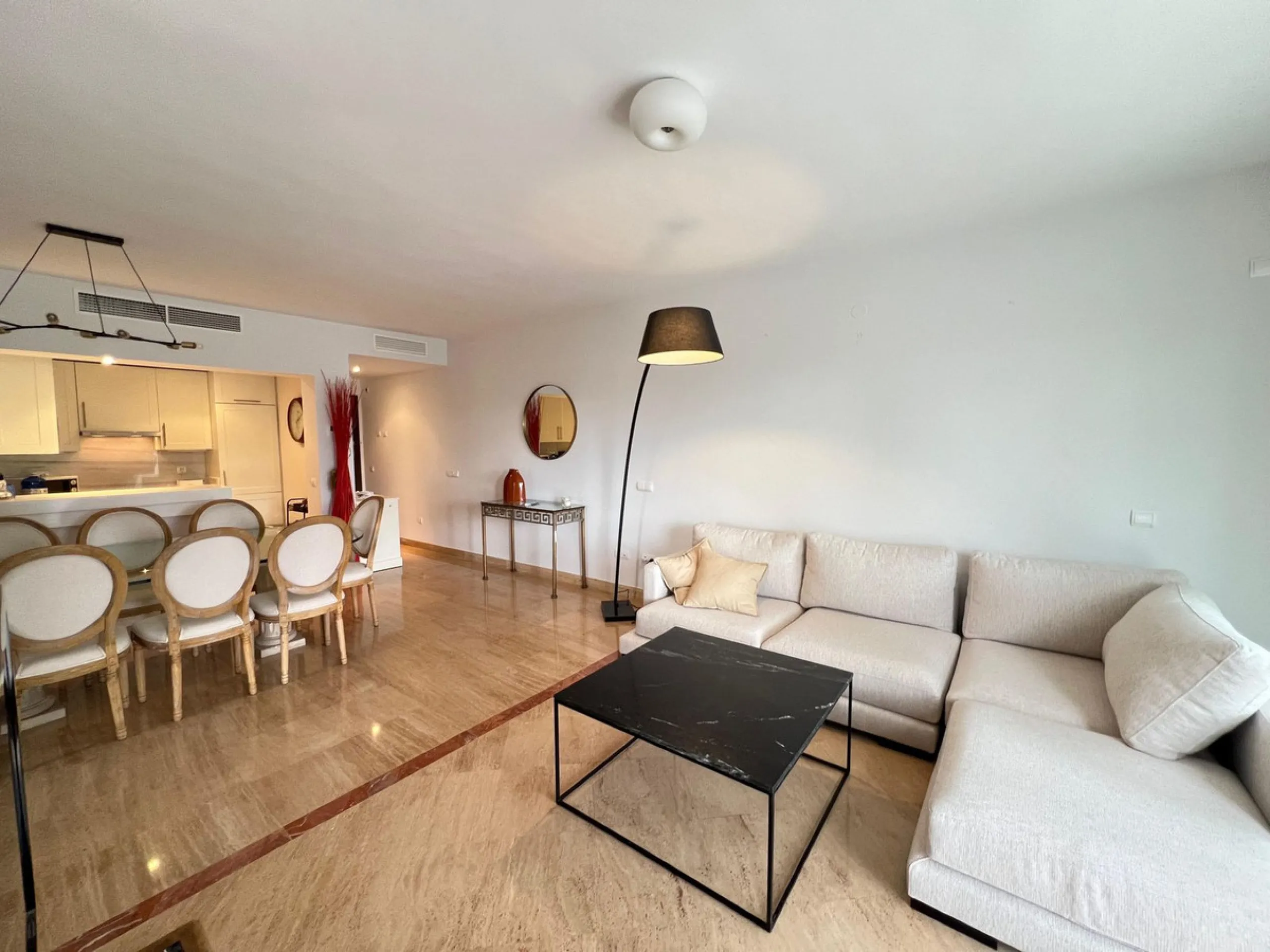 Apartment - Middle Floor Apartment в продаже в Marbella, Málaga. В доме 2 спален и 1 ванных комнат. Площадь дома 100 м²