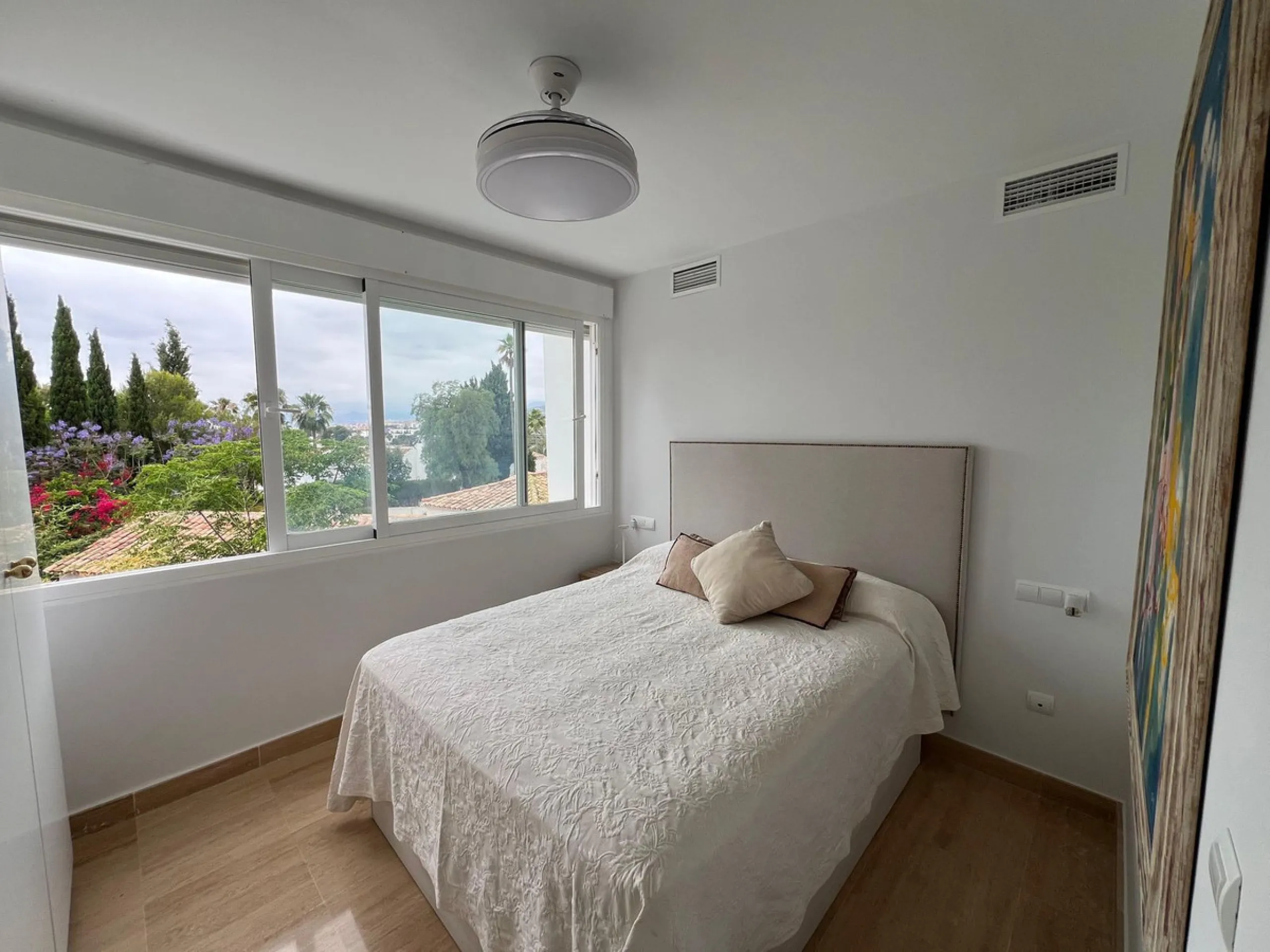 Apartment - Middle Floor Apartment в продаже в Marbella, Málaga. В доме 2 спален и 1 ванных комнат. Площадь дома 100 м²