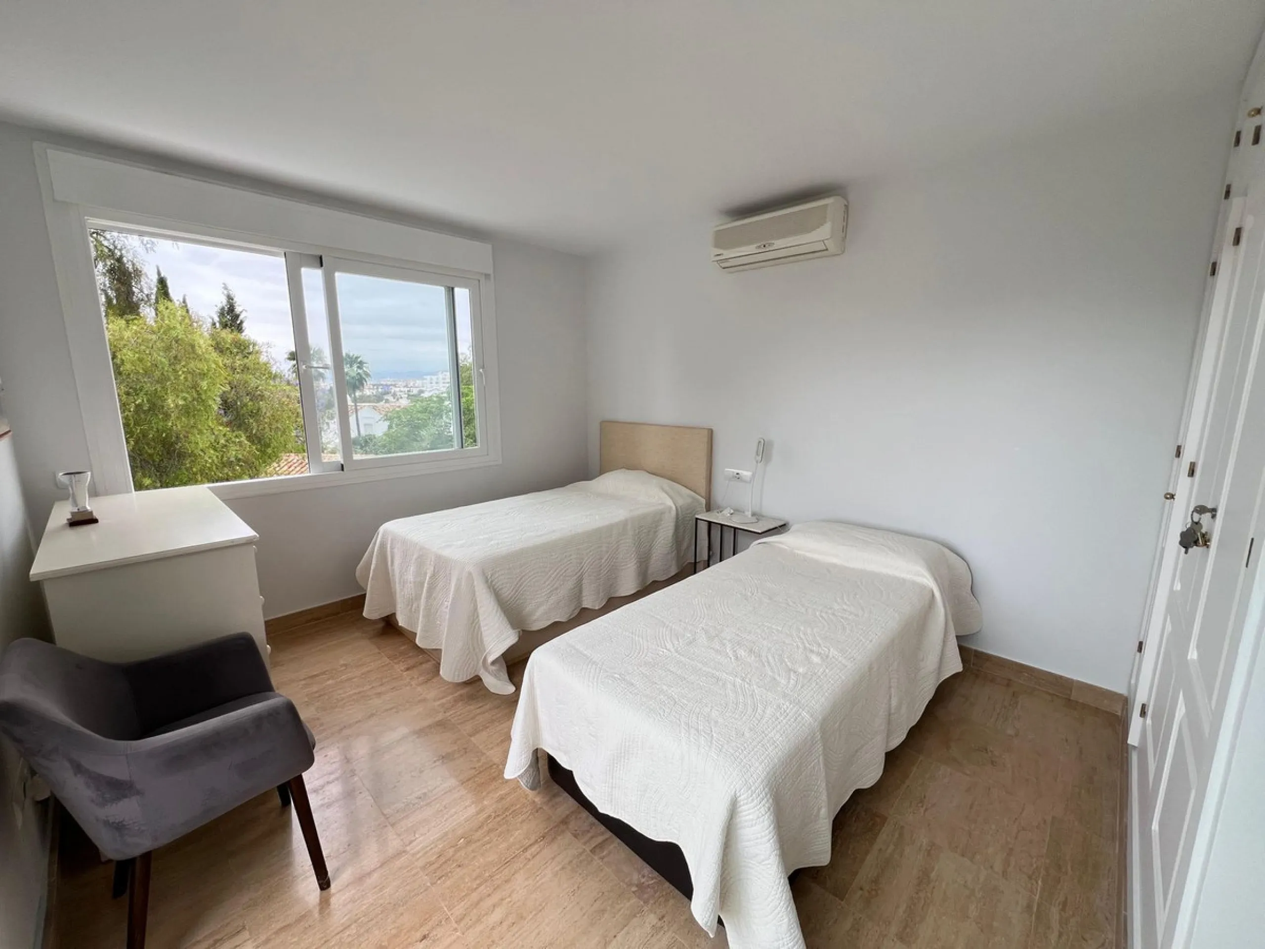 Apartment - Middle Floor Apartment в продаже в Marbella, Málaga. В доме 2 спален и 1 ванных комнат. Площадь дома 100 м²