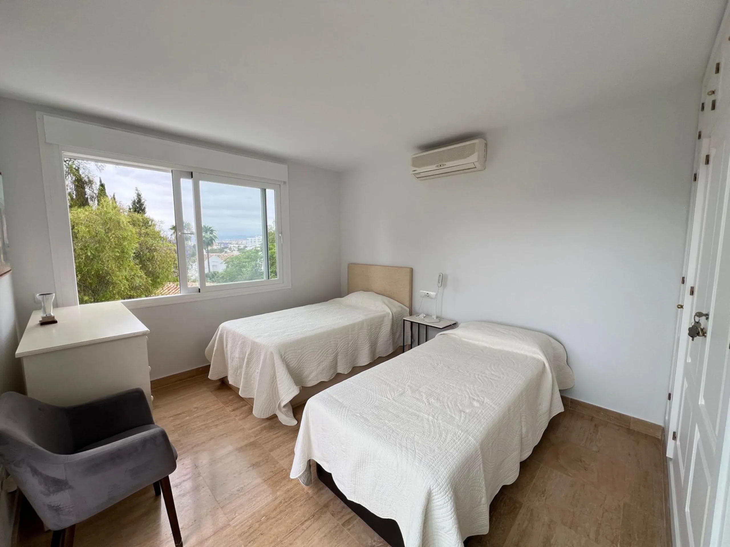 Apartment - Middle Floor Apartment в продаже в Marbella, Málaga. В доме 2 спален и 1 ванных комнат. Площадь дома 100 м²
