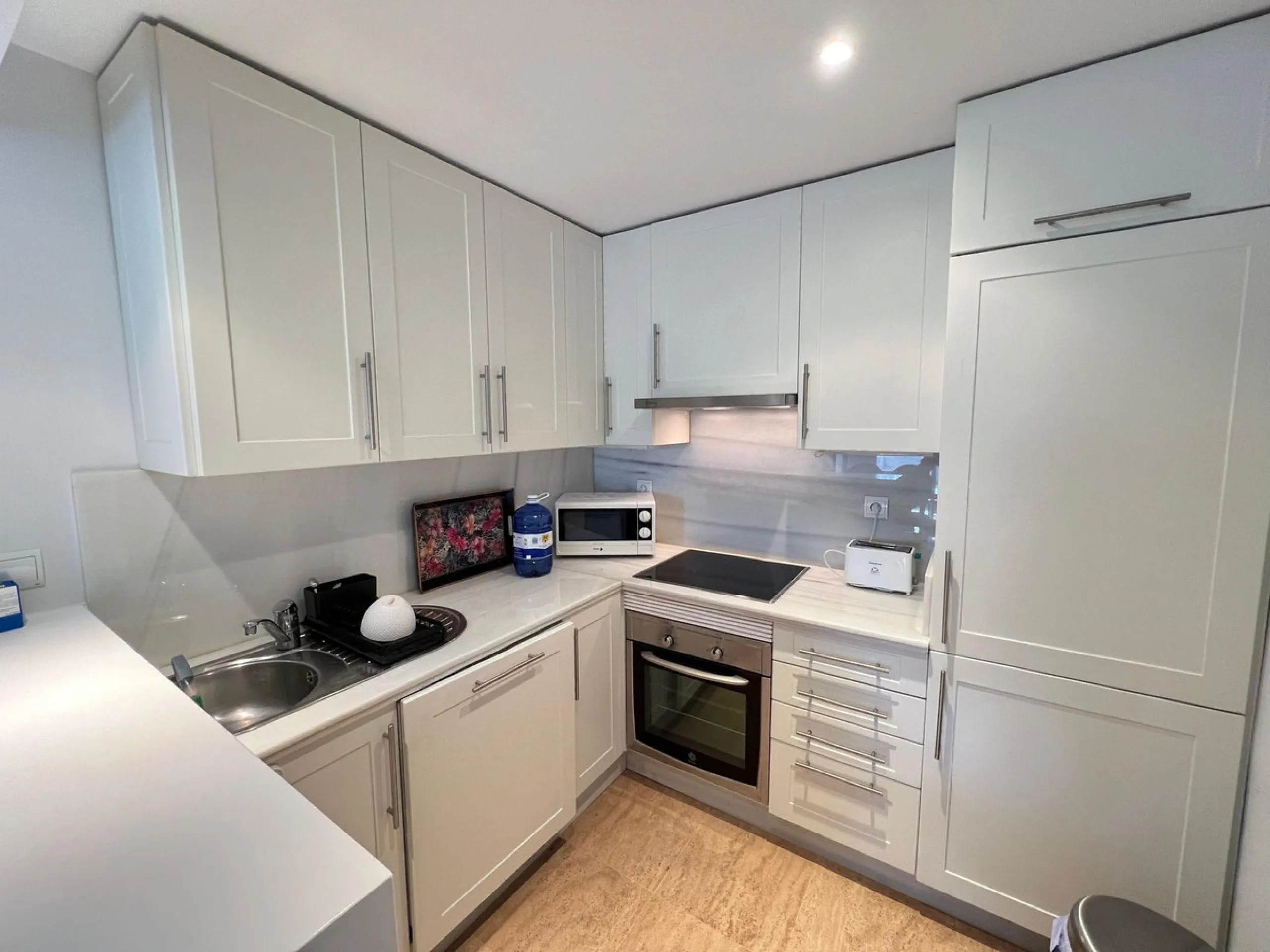 Apartment - Middle Floor Apartment в продаже в Marbella, Málaga. В доме 2 спален и 1 ванных комнат. Площадь дома 100 м²
