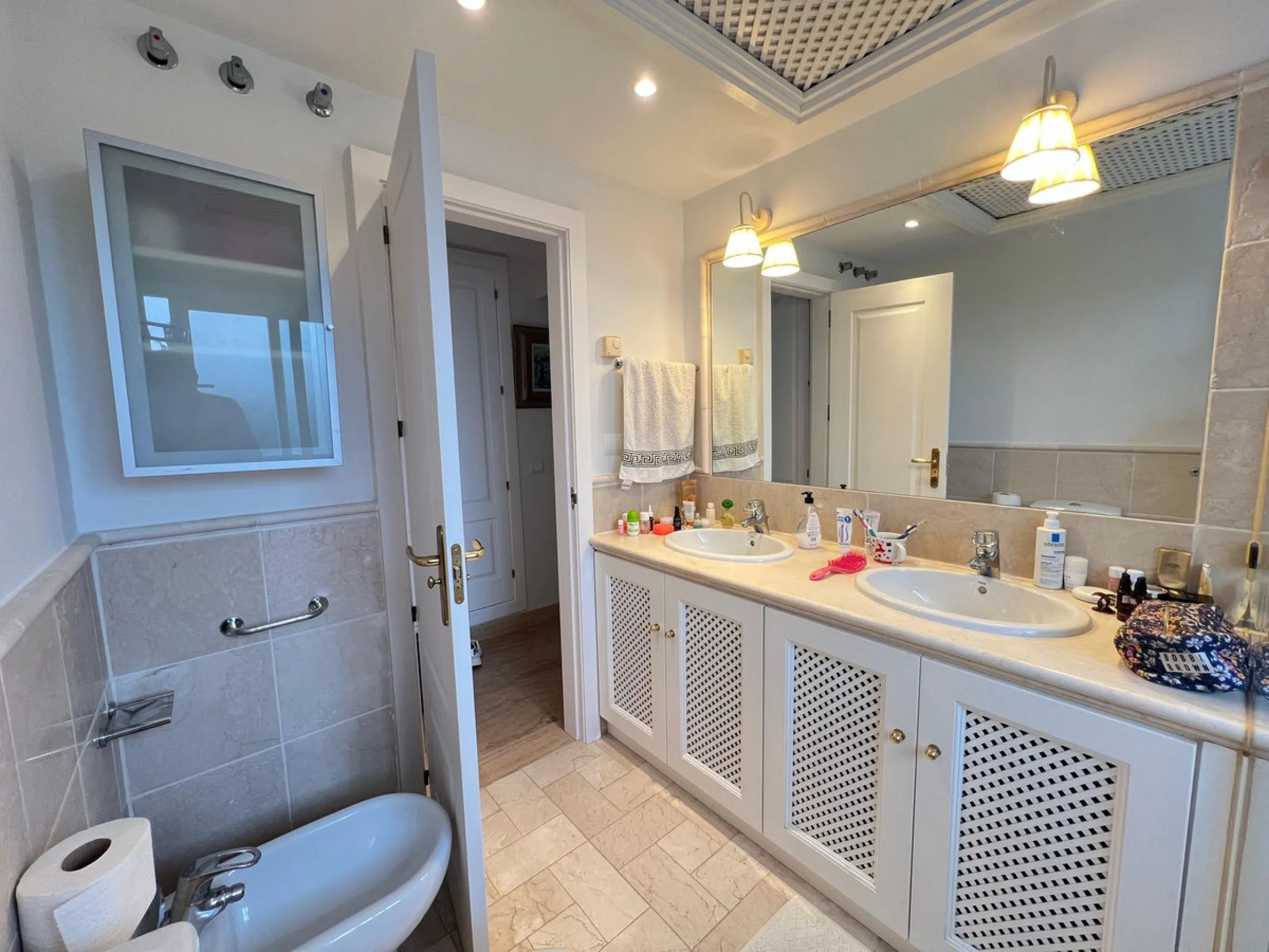 Apartment - Middle Floor Apartment в продаже в Marbella, Málaga. В доме 2 спален и 1 ванных комнат. Площадь дома 100 м²