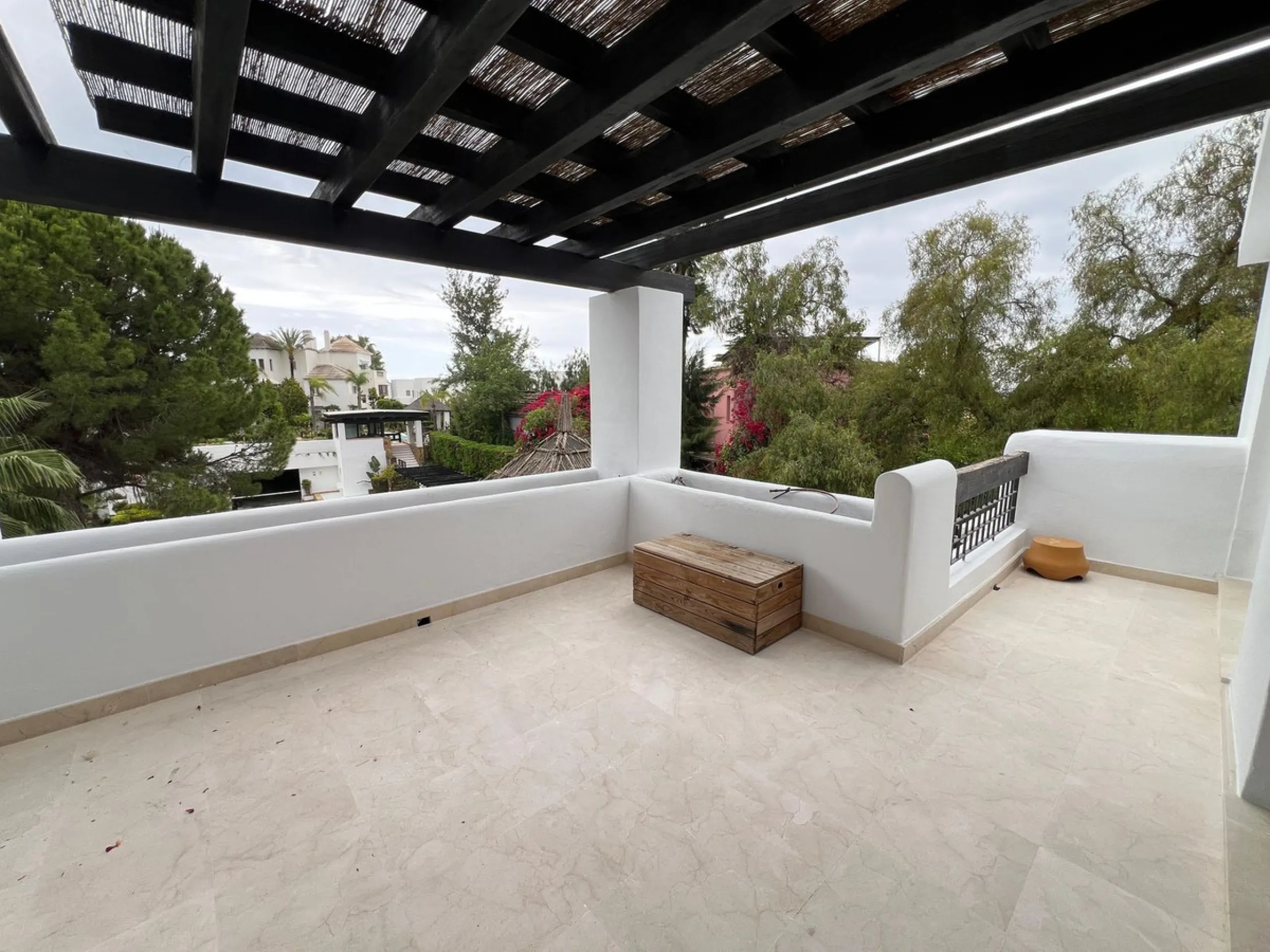Apartment - Middle Floor Apartment в продаже в Marbella, Málaga. В доме 2 спален и 1 ванных комнат. Площадь дома 100 м²