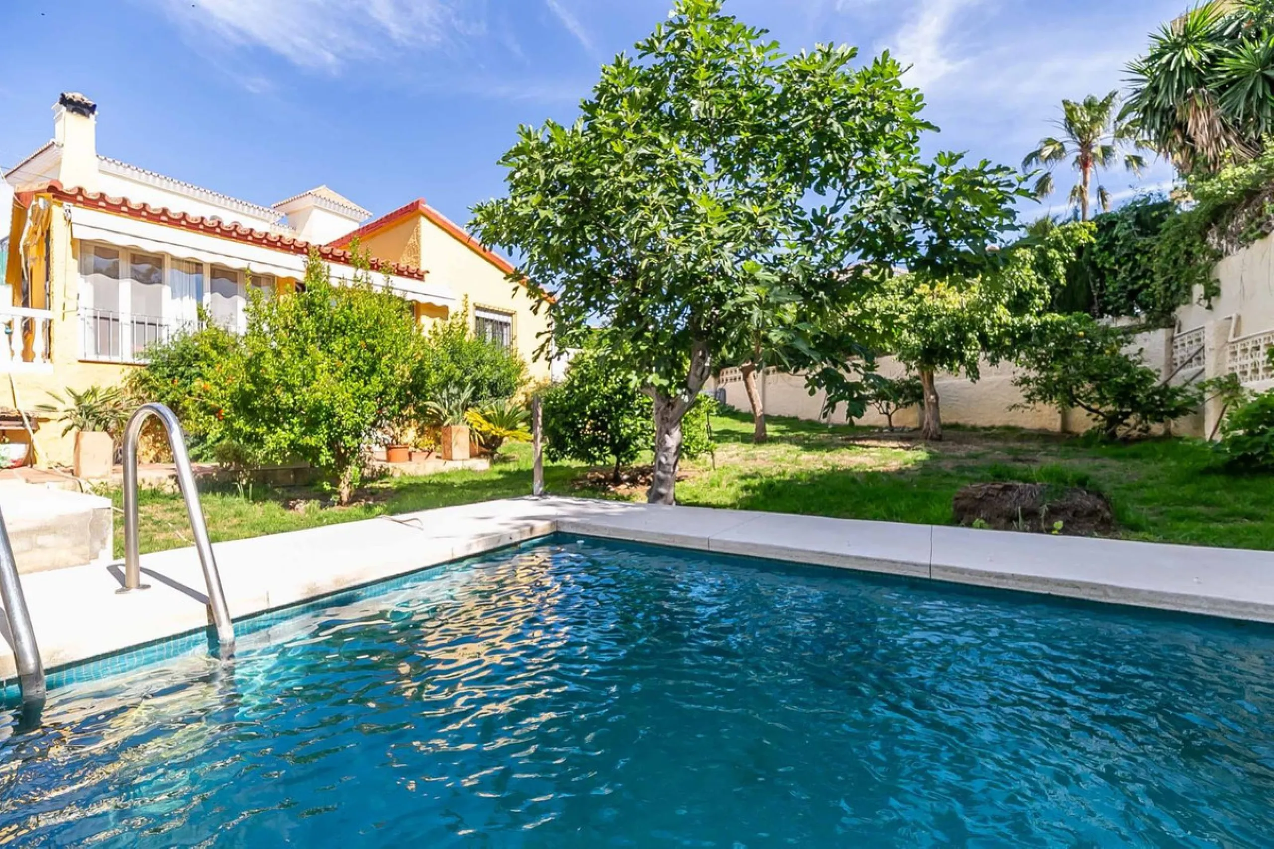 Detached villa with private pool in sought-after Torreblanca – generous plot and great potential.