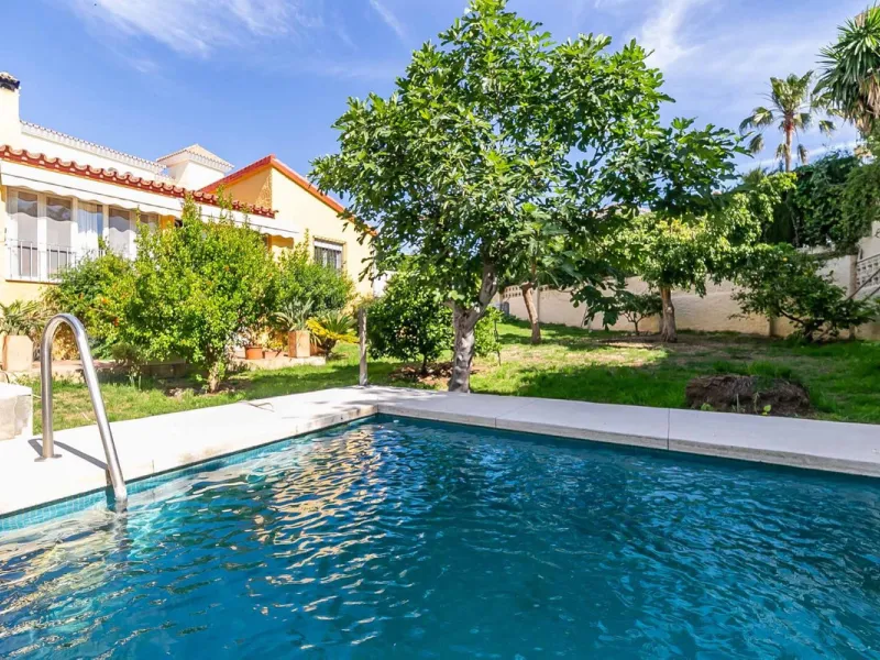 Detached villa with private pool in sought-after Torreblanca – generous plot and great potential.