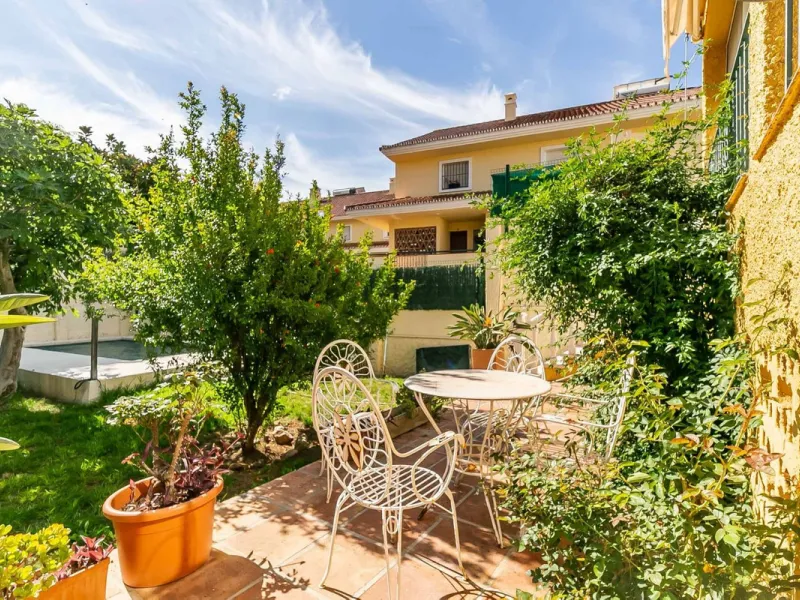 Detached villa with private pool in sought-after Torreblanca – generous plot and great potential.