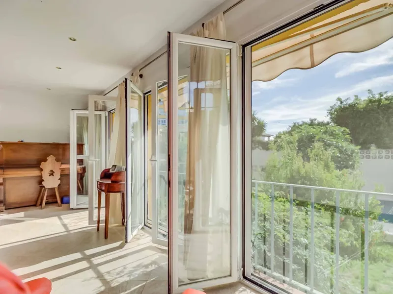 Detached villa with private pool in sought-after Torreblanca – generous plot and great potential.