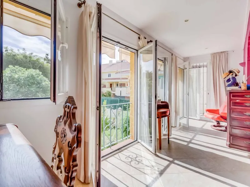 Detached villa with private pool in sought-after Torreblanca – generous plot and great potential.