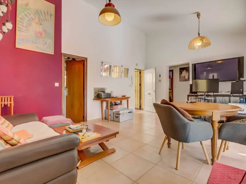 Detached villa with private pool in sought-after Torreblanca – generous plot and great potential.