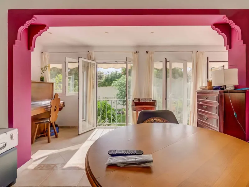 Detached villa with private pool in sought-after Torreblanca – generous plot and great potential.